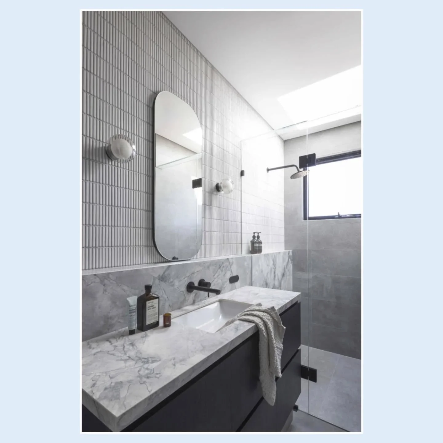 TEXTURE ⁣
⁣
Creating visual interest with monochromatic finishes by contrasting texture and patterns. ⁣
⁣
The porcelain benchtop and ledge becomes the element that ties together the seemingly disparate finishes while also creating a handy place to st