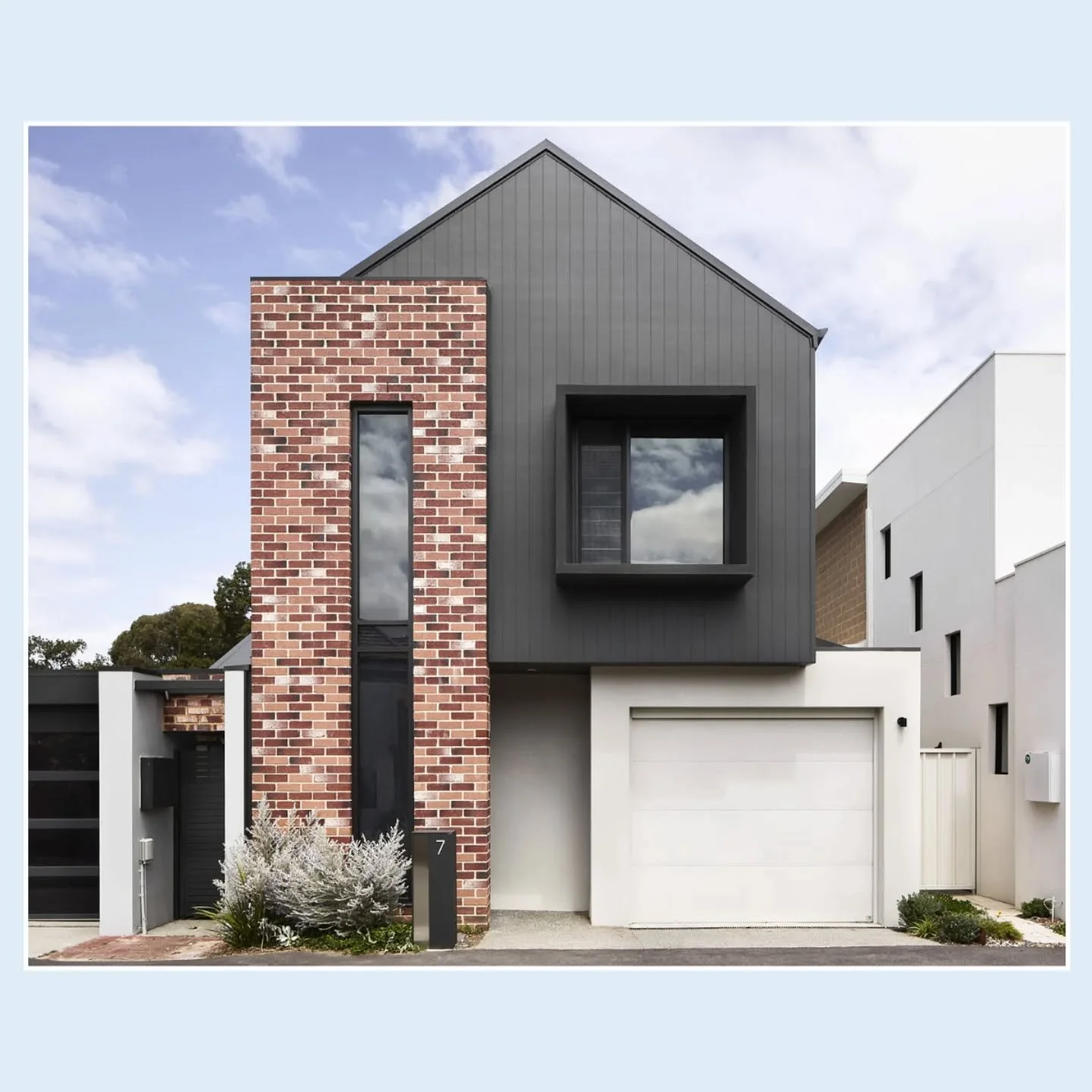 LANEWAREHOUSE⁣
⁣
Check out the latest project on our website - LaneWareHouse. See link in bio.⁣
⁣
A narrow lot home with warehouse vibes in North Perth.⁣
⁣
👷🏼&zwj;♂️ @mitsanconstruction⁣
📷 @peterellery_photography⁣
⁣
#aura_designstudio #contempora