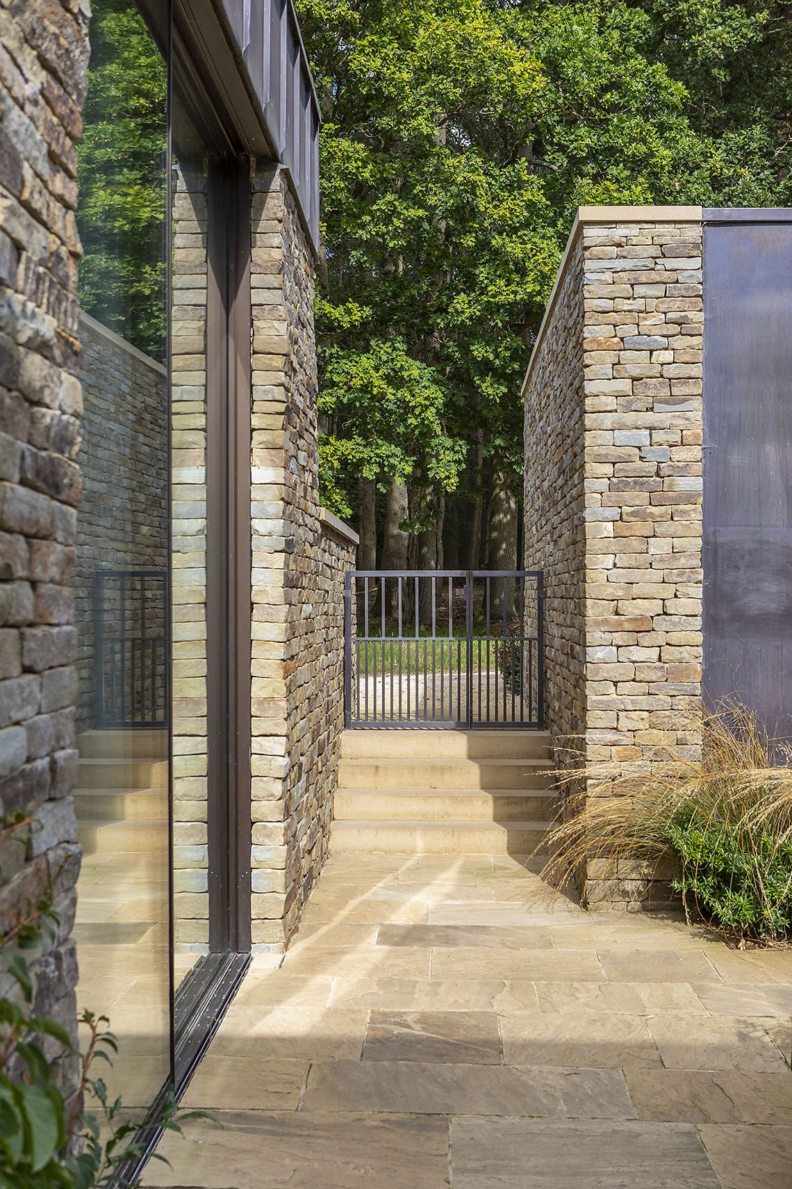 Tuinontwerp villatuin trap en poort detail