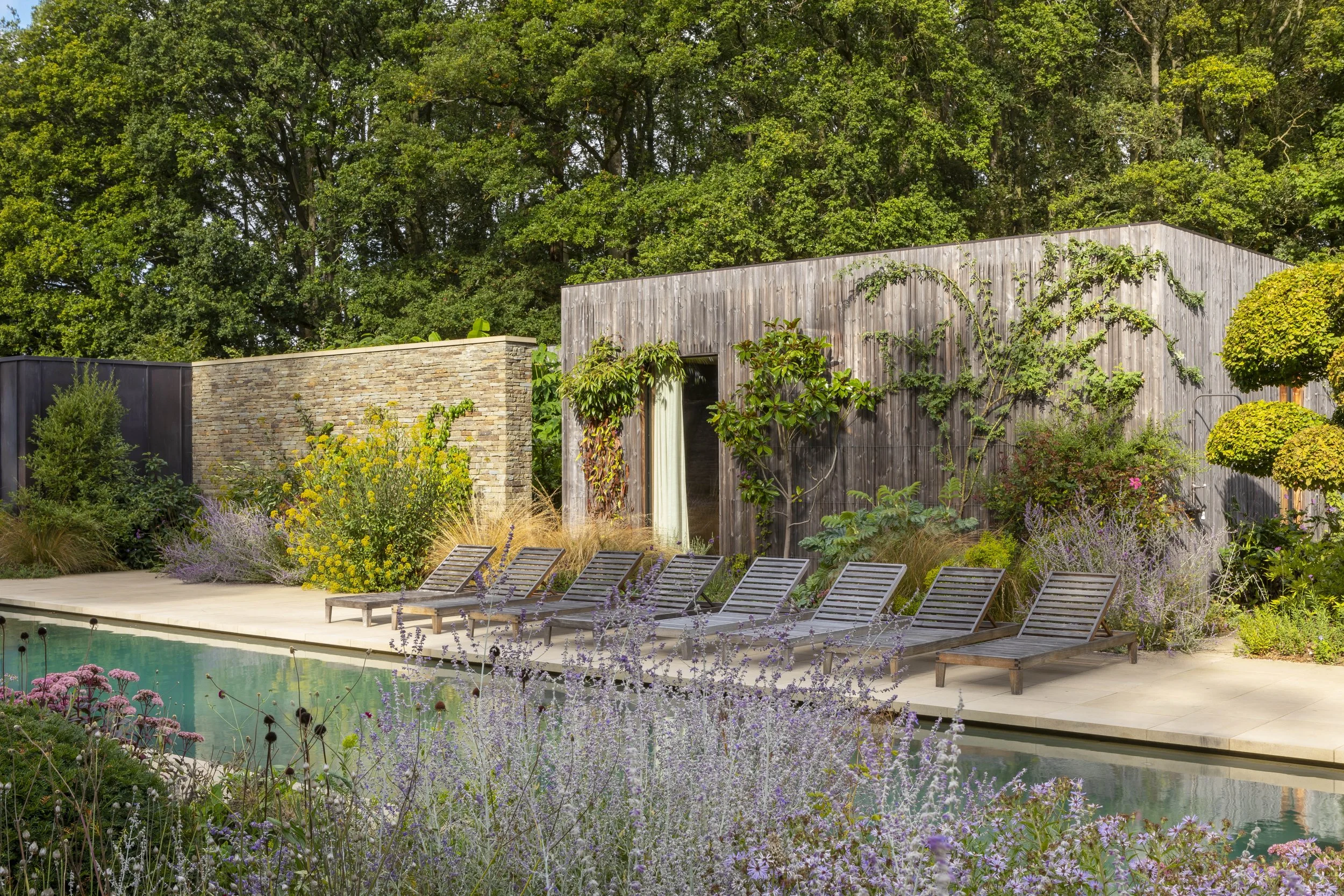 Tuinontwerp villatuin zwembad met lounge chairs