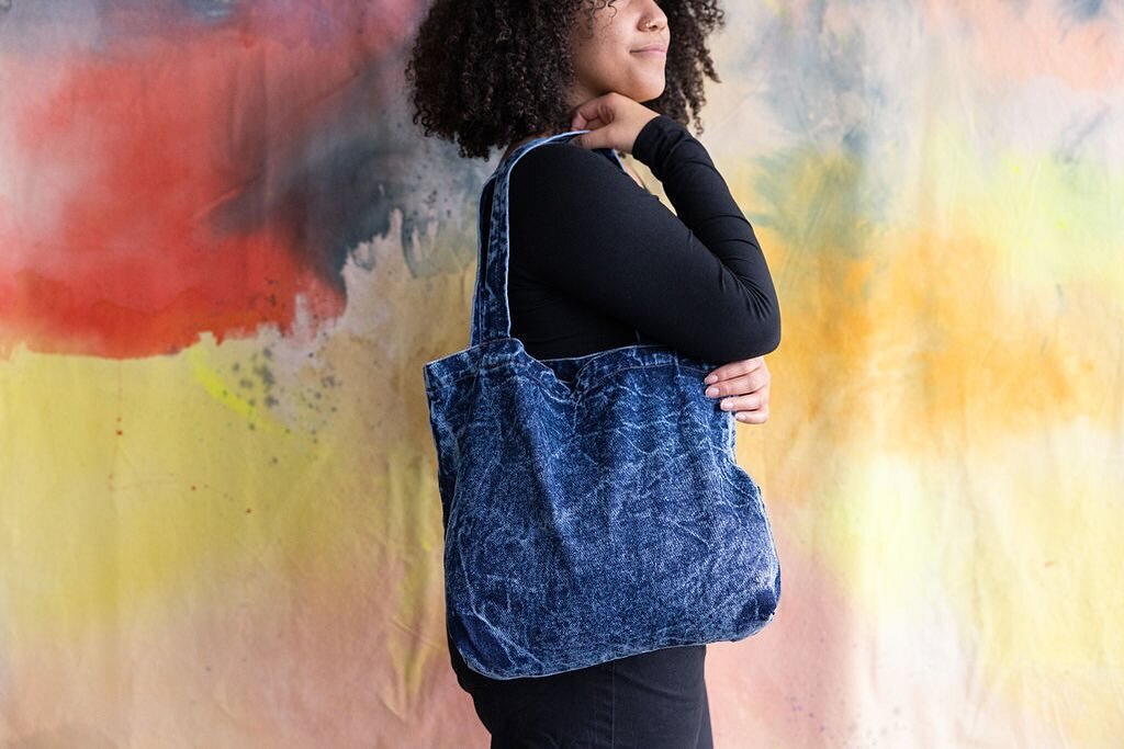 Denim Tote in LA Blue 

Stonewashed to perfection, each piece with it&rsquo;s own unique fade. Soft, strong and stylish everyday bag! 

📸 @paigejonesphoto 
Model @saundieee 
🎨 @lynzeelynx 

#denimfades #stonewashed #denim #jeanfashion #totebag #org