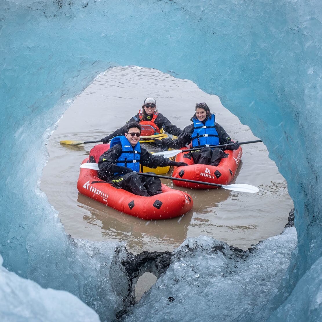 Ice caves are not only found in the glaciers. Sometimes we find them floating around the glacier lakes inside icebergs 🤩

#packrafticeland #packrafting #iceland🇮🇸 #glacierlagoon #glacier