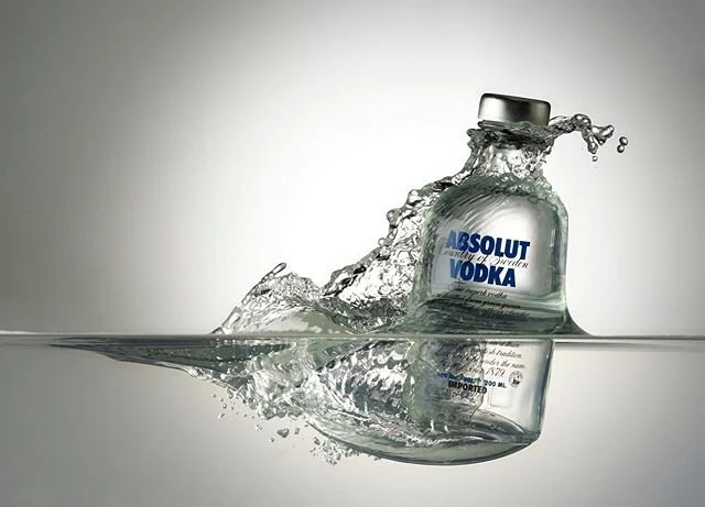 #highspeed #photography #productphotography #freeze #stopmotion #short #flashduration #water #bottle #vodka #splash #productdesign #studio #studiophotography #light #fast #shotoftheday #blue #monochrome #scoro #ursrecher