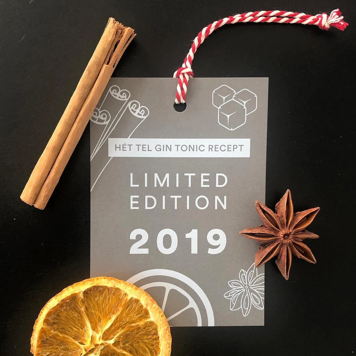 Winter in een glas!
#jeeigenrecept #botanicals
#wintergin #gin #gintonic
#limitededition2019
#privatebottle #nieuwjaarsgeschenk
#voorjouopmaat
#jeeigengin 
#maakdeflescompleet
#gintonicrecept 
#opeenmooijaar