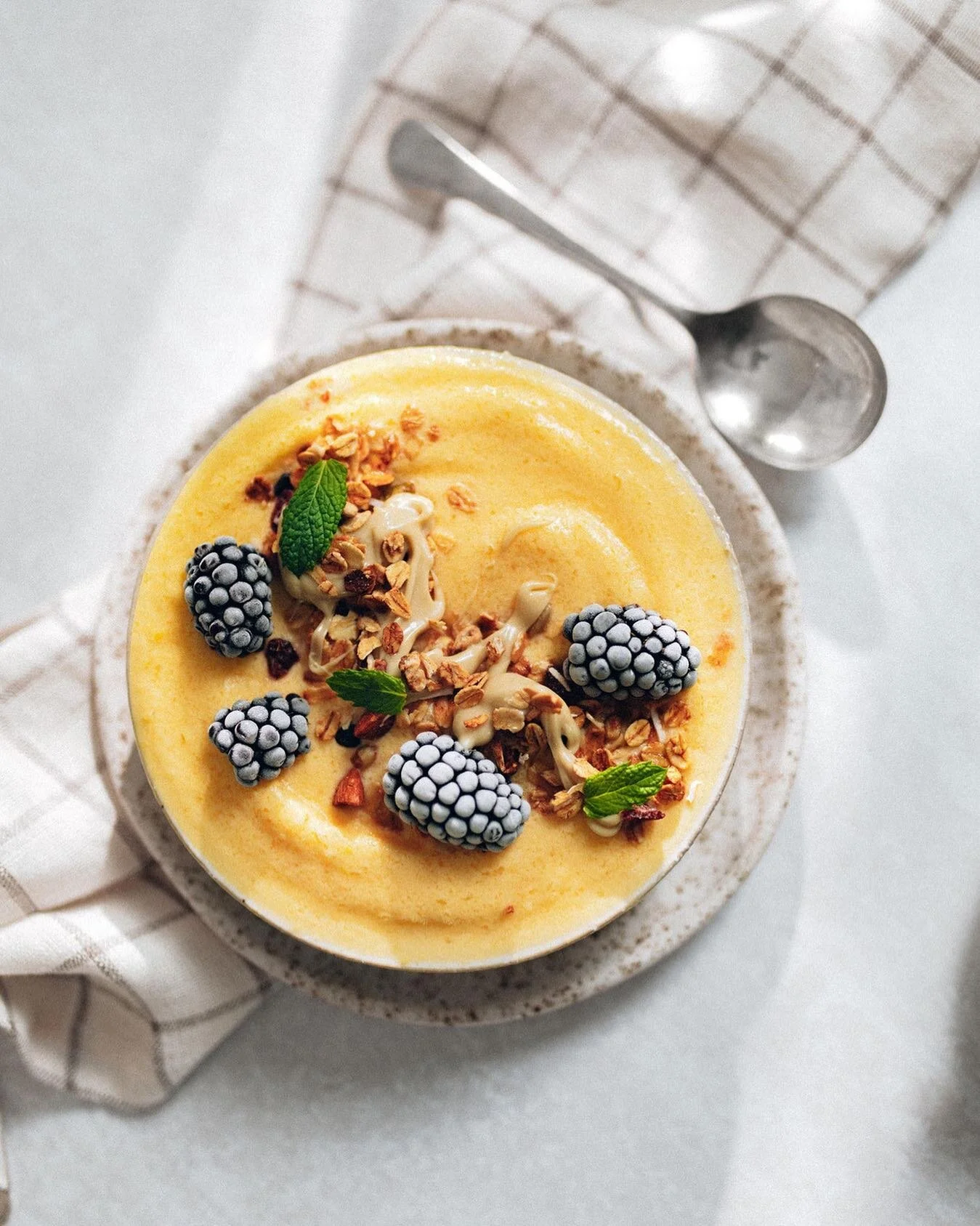 Morning light and frosted berries 🫐
⠀⠀⠀⠀⠀⠀⠀⠀⠀
Little secret - this is all fake light using only two light sources ⚡️