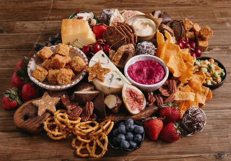 Which bite would you go for first? 
⠀⠀⠀⠀⠀⠀⠀⠀⠀
I&rsquo;m a beetroot dip and seeded cracker kinda girl. Am I swayed by the pink colour? Probably 😅
⠀⠀⠀⠀⠀⠀⠀⠀⠀
🪄styling magic by @styled_eats