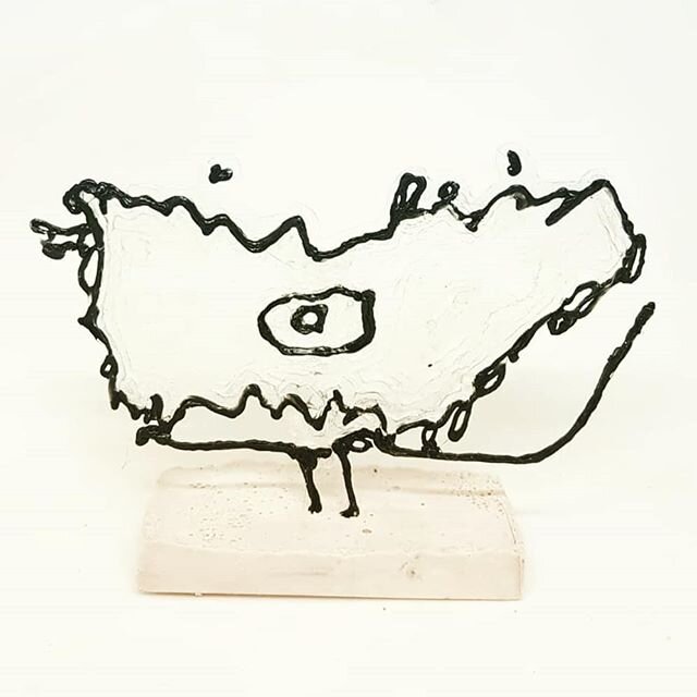 Dit is dus ook een papa, m&eacute;t imposante baard. Het lijkt net een monstertje, maar dat in het midden is een neus. Hoe dan ook, vrij vette tekening 😍
.
.
.
#kindertekening #doodle #childrensdrawing #koppoter #3dpen #3dpenart #sculpture #3dpenscu