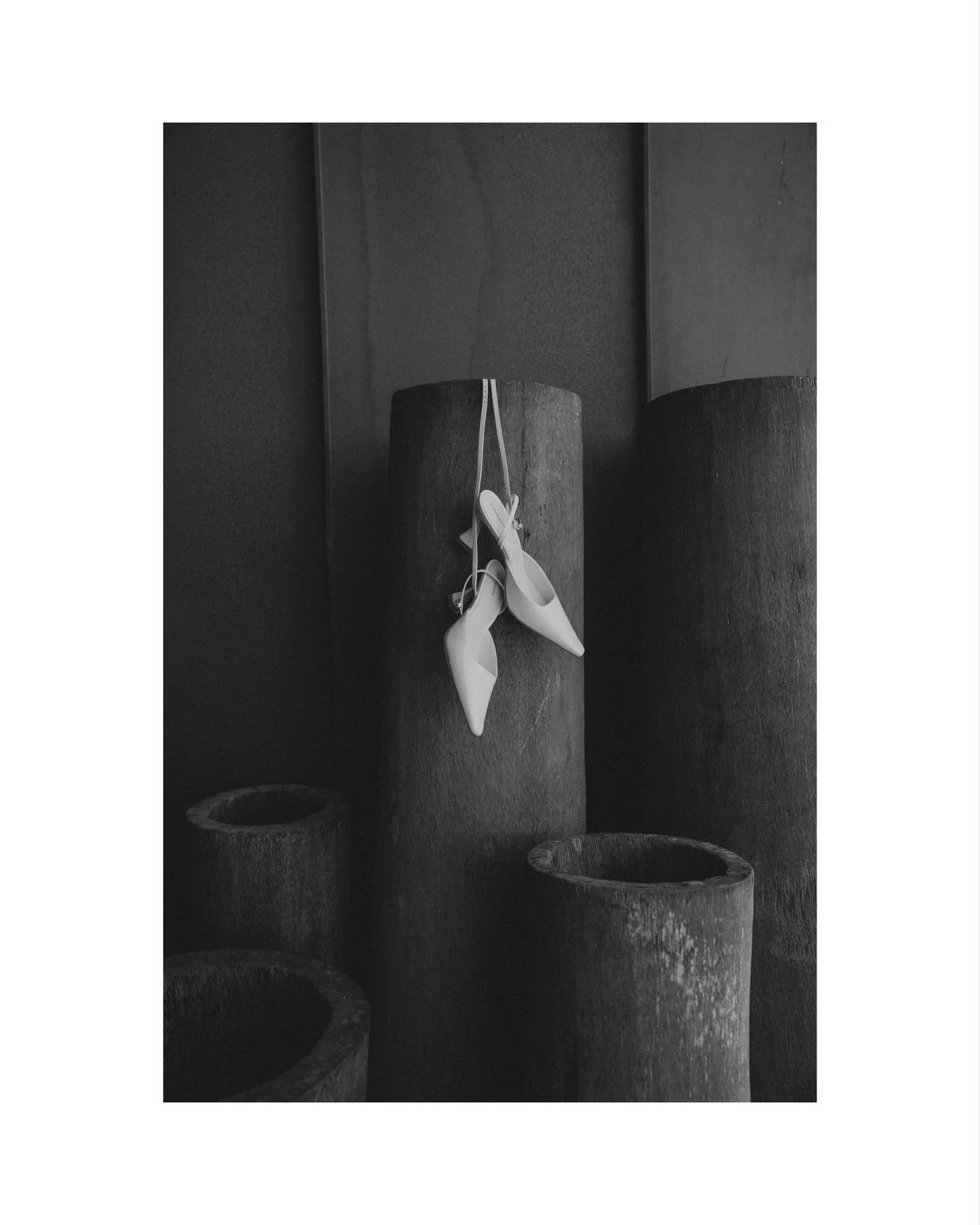 Thank you Kelly &amp; Lucas for choosing me to capture your wedding at the one and only @areiasdoseixo.
A venue that never stops surprising me and always sparks my creativity every time I&rsquo;m back. 

venue @areiasdoseixo 
bridal dress @galialahav