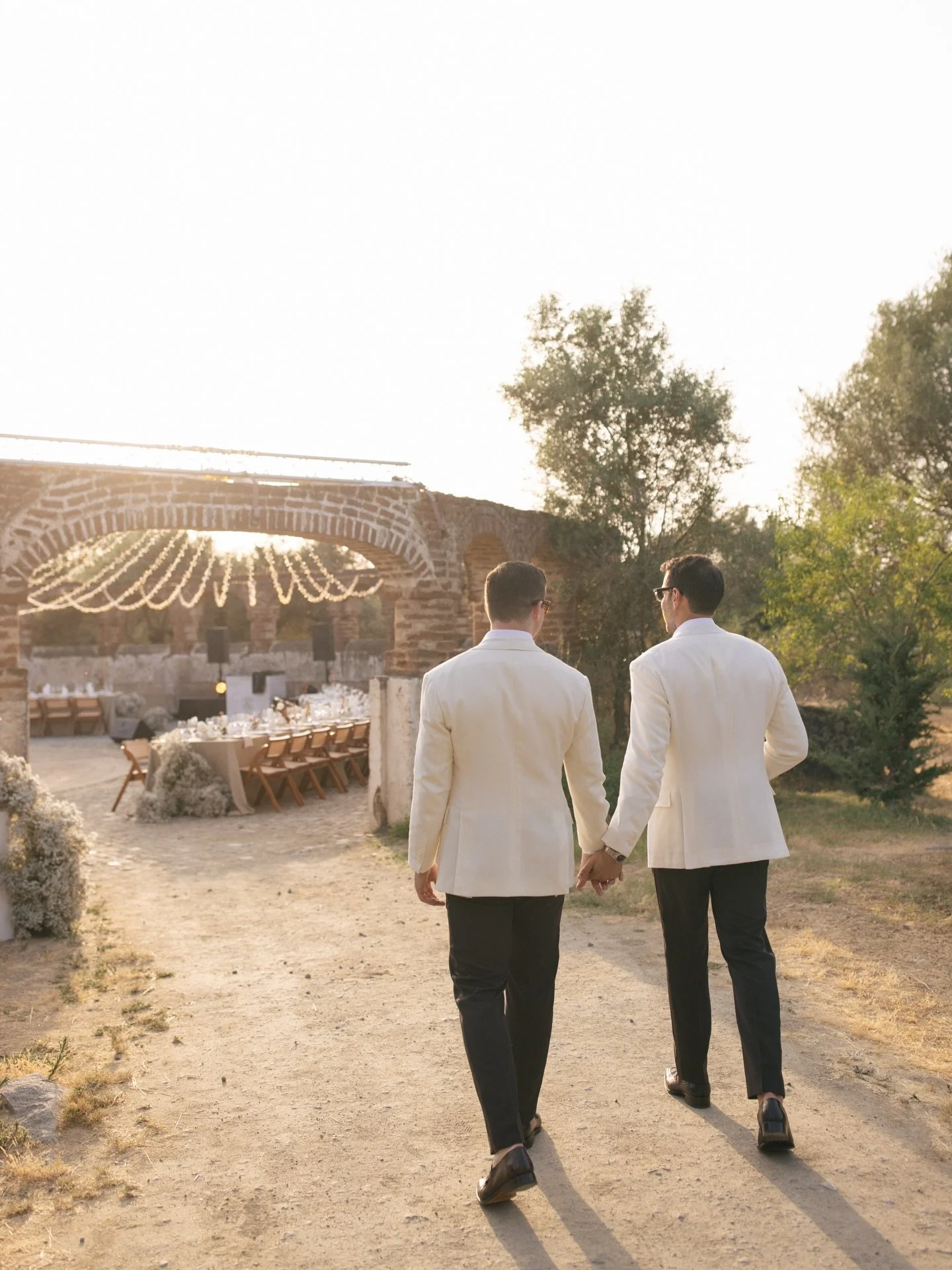 The beauty of Alentejo as the setting, a minimalist d&eacute;cor in perfect harmony with the landscape.
When less is exactly everything.

Event Design &amp; Planning @muzaweddings
Rentals @aura.rentals
Floral Design @kckliko
Photo @hugocoelhophotogra