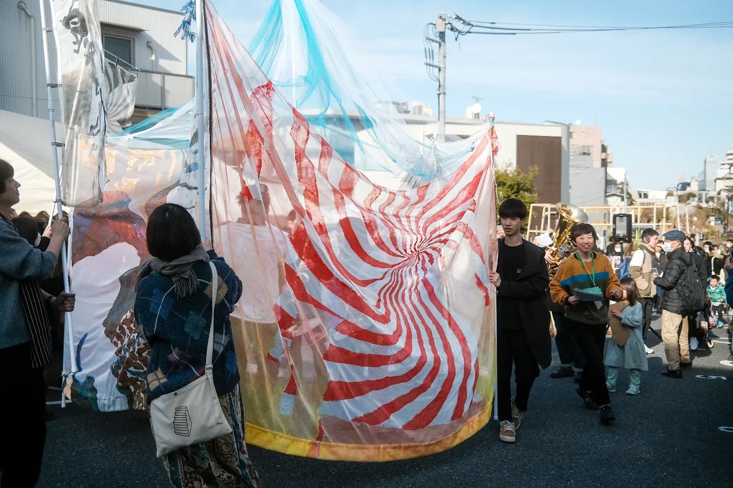 Music swirling into the streets. A tent in the middle of Tokyo. A temporary world built for sound and movement.

#yuyahonda #本田祐也 #travelmusica #トラベルムジカ #matthiasjunwilhelm #チャンチキトルネエド #chanchikitornade