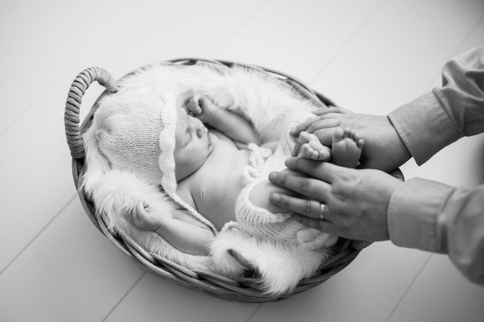 Vastasyntyneen kuvaus vs vauvakuvaus studiossa — Jenni Kollani Photography