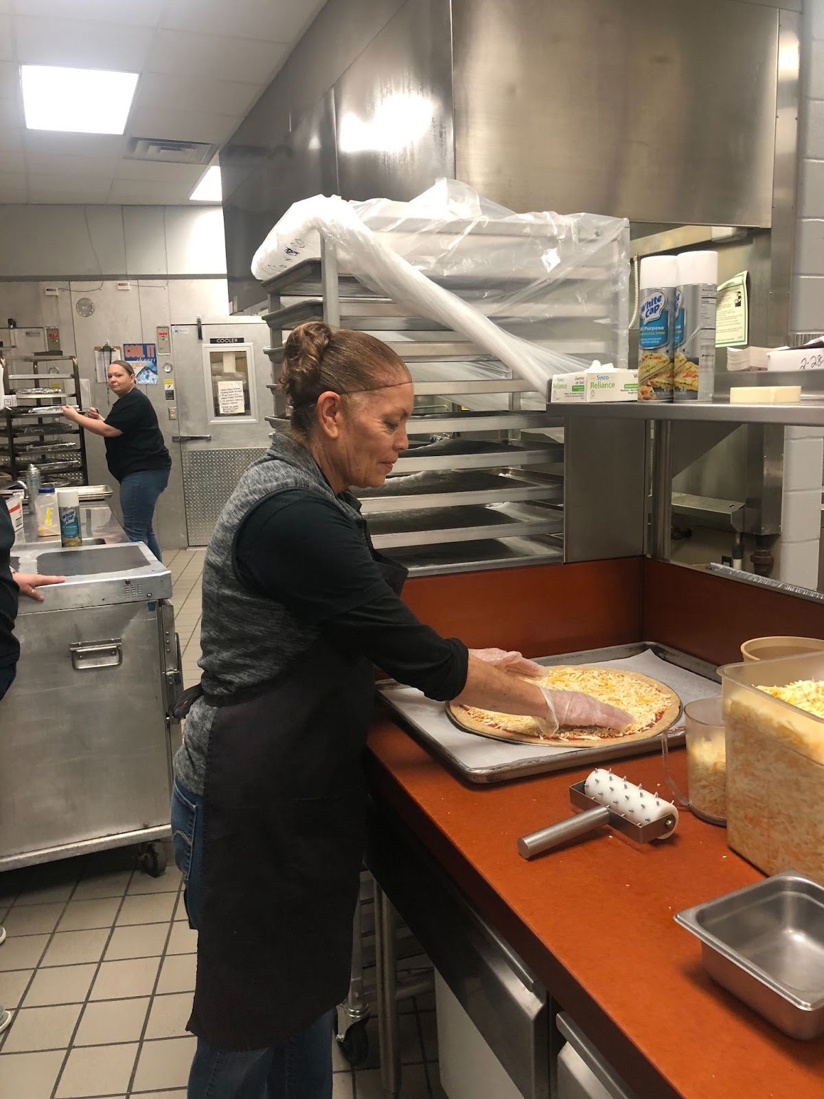 Picture of Maria making pizza taken by Amber Stentzel.