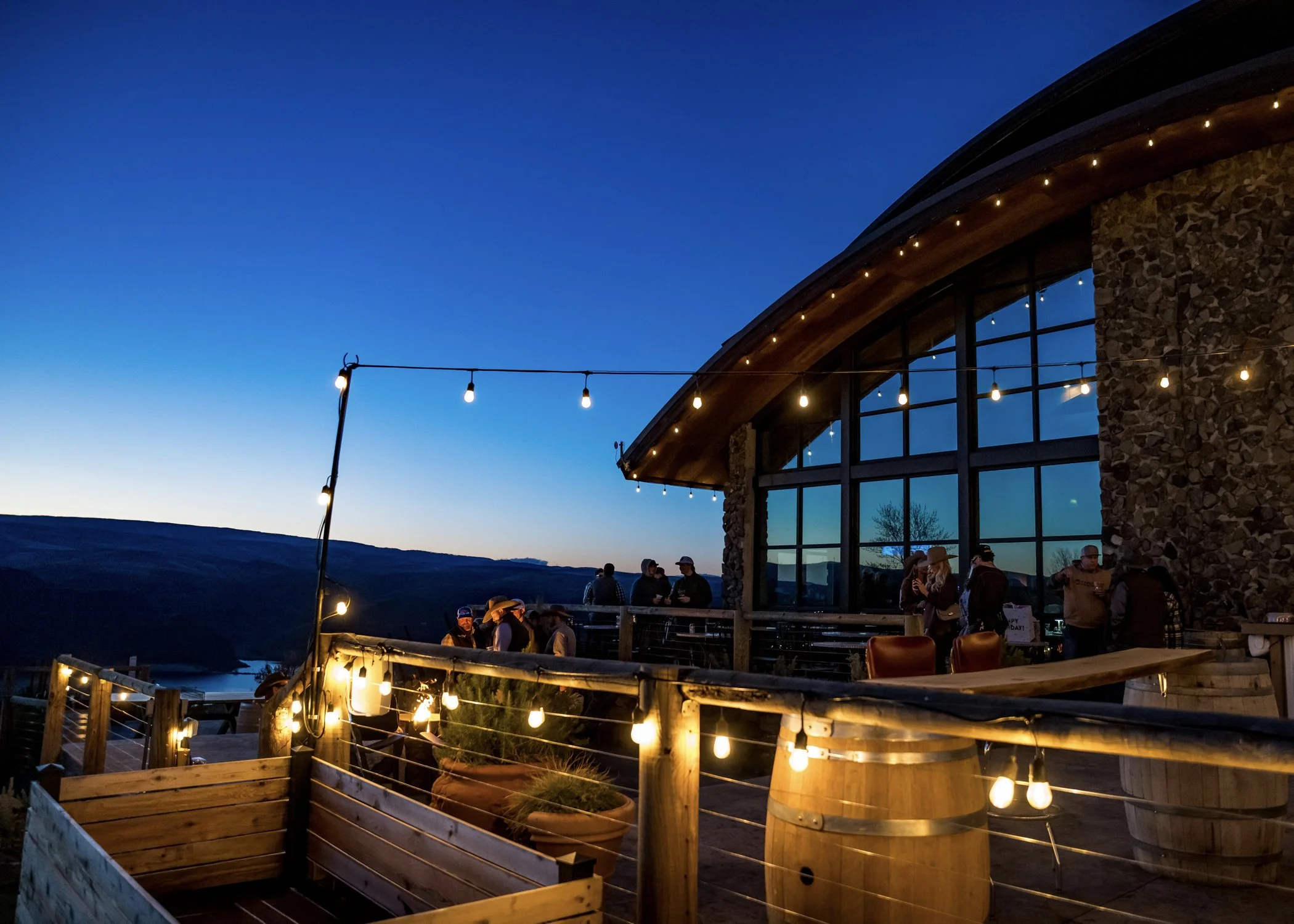 8-LODGE3LR.jpg