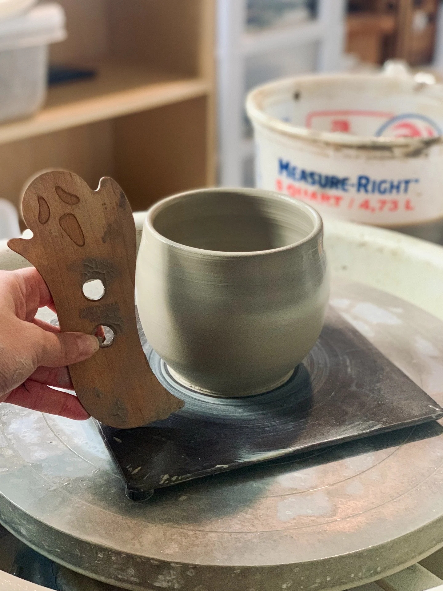 Just throwing with my favorite little ghost 👻 perfect for shaping the outer wall of my pieces with spooky-smooth precision 🎃