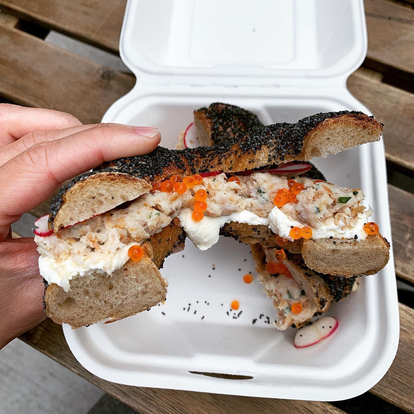 Smoked trout BAGEL sammie 🥯🐟 And yes, those are vibrant fish roe in my baegel 😍 What&rsquo;s inside 👉🏻 smoked trout salad + cultured cream cheese + radish + fish roe 👏🏻 Flavor on point 💯 but bagel was a bit hard. Would you try it?