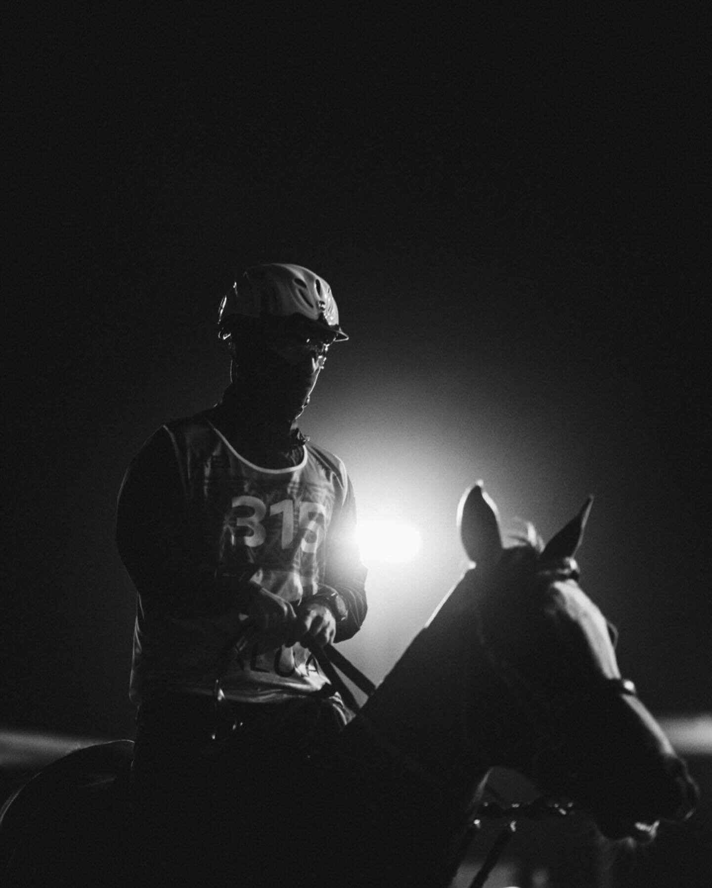 From sunrise till sunset, Fursan Endurance Cup is the ultimate test of man &amp; horse; with riders navigating 160km of desert terrain
&bull;
Shot for @alulamoments / @experiencealula / @auroramediaworldwide 
&bull;
#fursancup2024 #fursan #horseracin