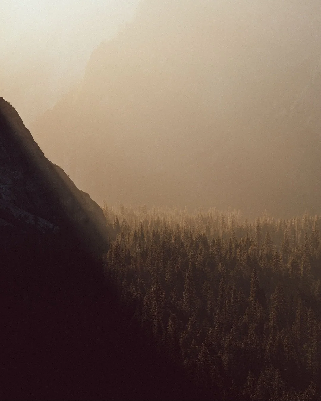 This might well have been my favourite day so far, waking up to up sunrise at Yosemite National Park before the drive to Death Valley. Nothing but straight roads, gas stations and astonishing landscapes for miles 🇺🇸 

#roadtrip #yosemite #dji #usa 