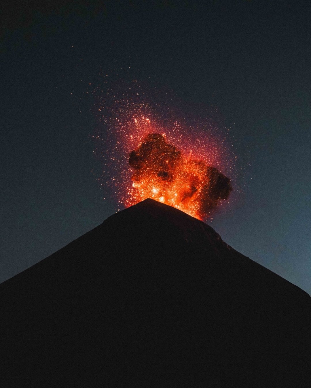 Fuego 🌋 

&bull;
#guatemala #travelphotography #fujifilm @fujifilmuk #volcano @catravelers