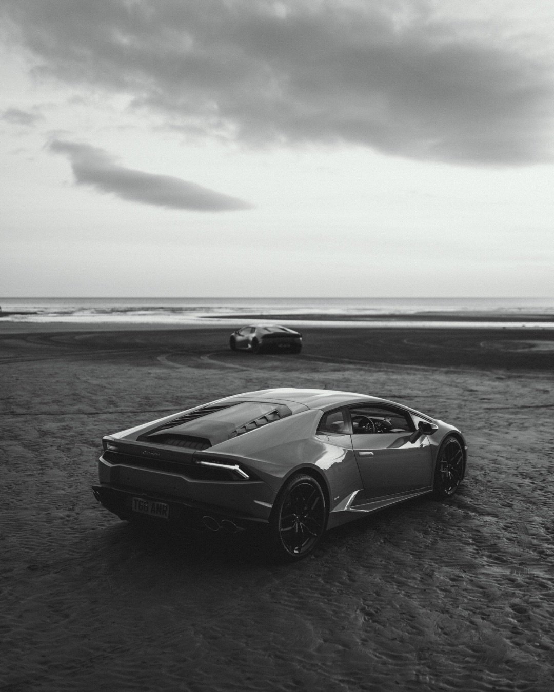 Almost 5 years since I convinced a few supercar owners to do some skids on the beach 🤑 

#lamborghini #ferrari #supercar