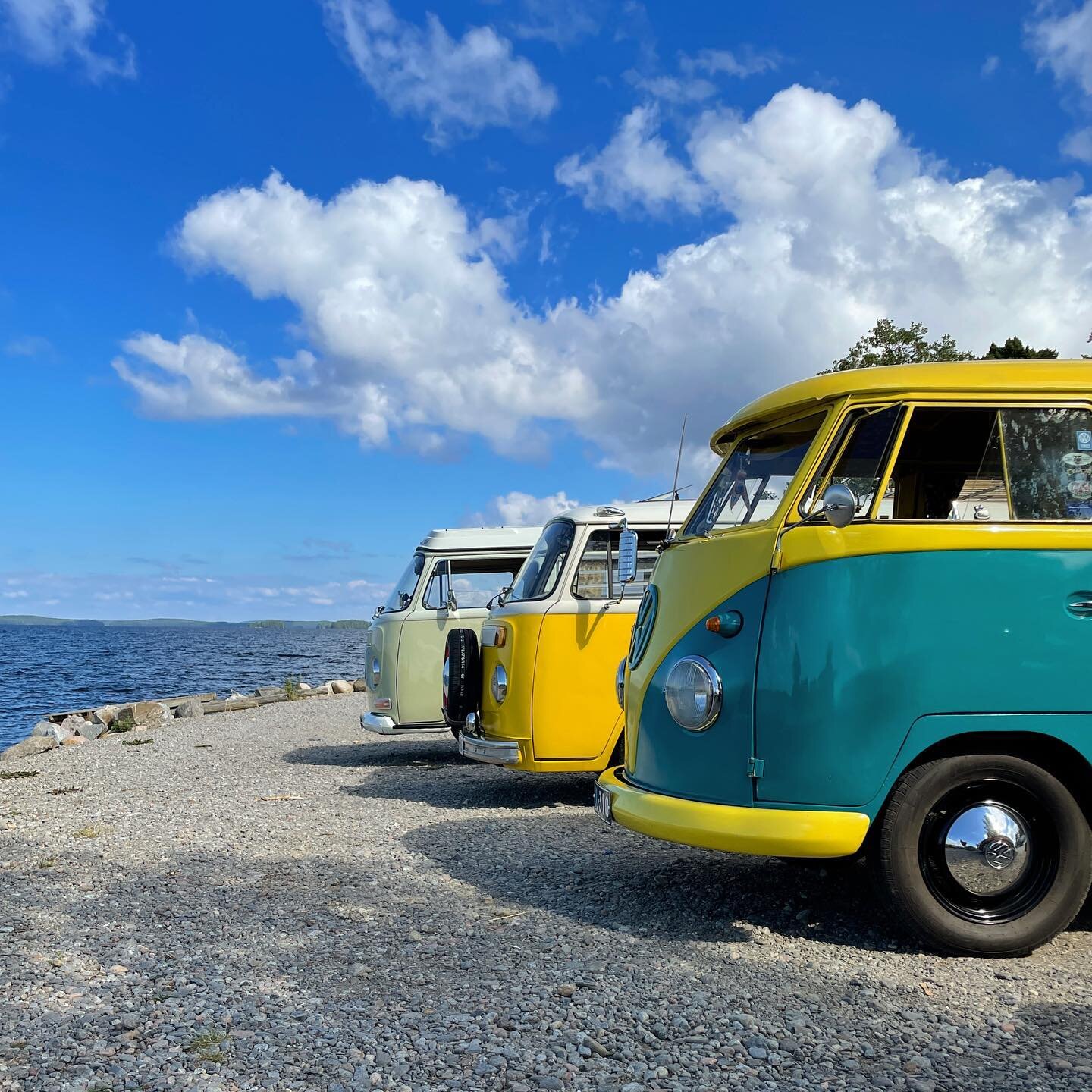 Lined up!
.
.
.
.
#pulkkilanharju #visitfinland #thisisfinland #ourfinland #discoverfinland #matkailu #lähimatkailu #kotimaanmatkailu #suomi #finland #karavaanarit #finnishmoments #ig_finland #roadtrip #vanlife #camping #camper #campervan #vwcam