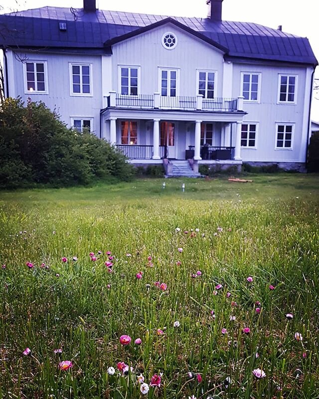 Denna underbara plats i Sigtuna, endast 40 minuter bilk&ouml;rning fr&aring;n Stockholms central ger mig och mina studenter frid, gl&auml;dje och lugn. 
Barfota i gr&auml;set p&aring; l&ouml;rdag den 23 maj

Kursen Naturliga steget.

www.tracker.one
