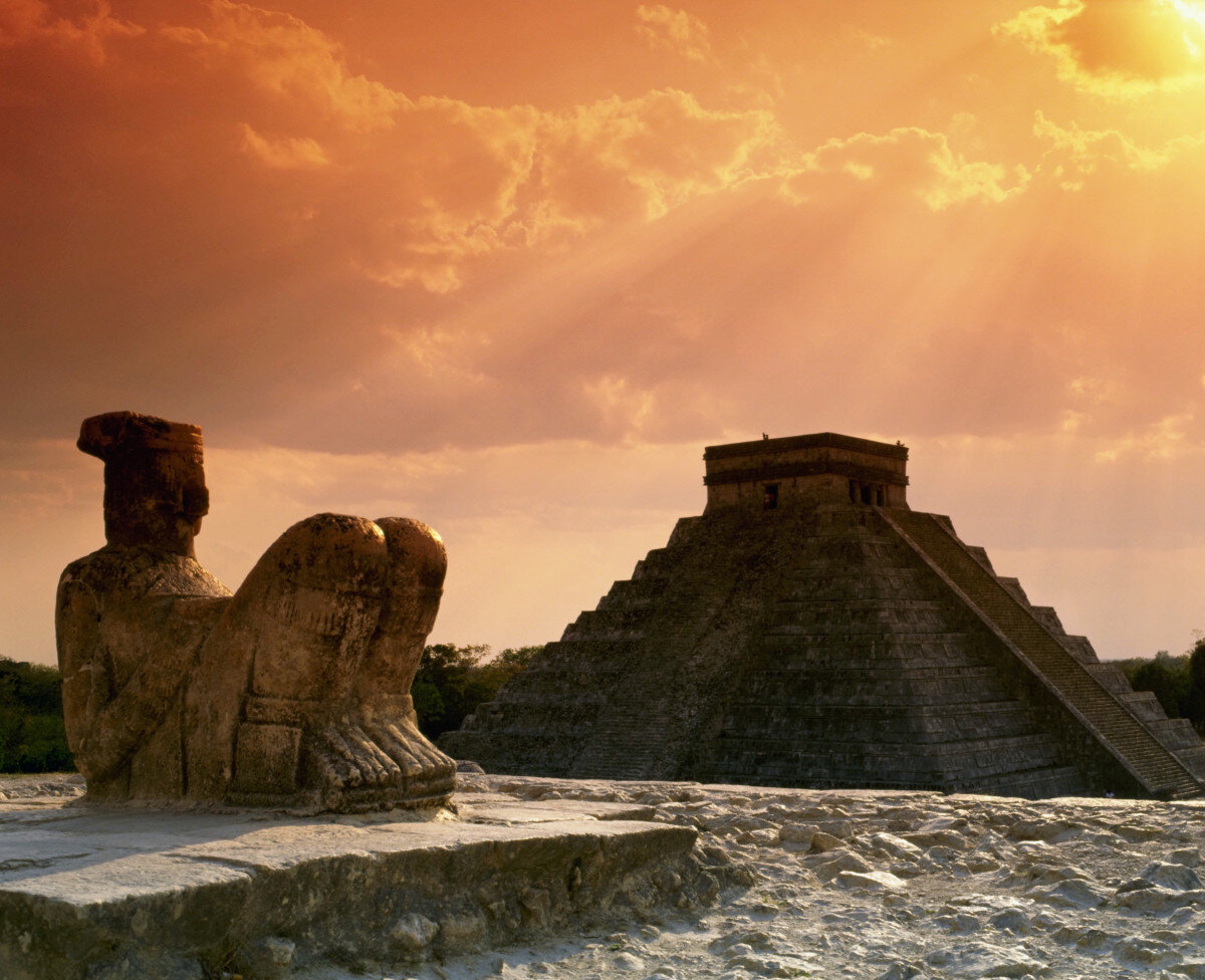 custodian-statue-of-and-pyramid-of-kukulkan.jpg