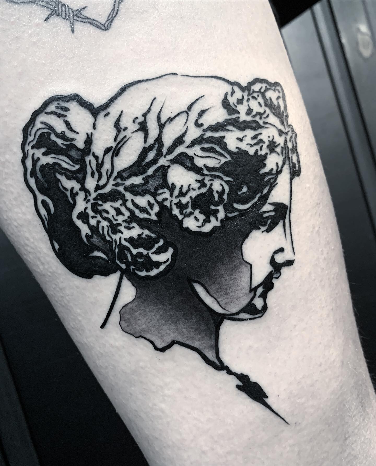 Work by the guest artist @7ouis7ove7ess , il  reste encore des places disponibles pour ao&ucirc;t.
#tattoo#tattoed#ink#inked#inkedmag#inkedmagazine#black#blackwork#blackwork#blackworkers#blackworkerssubmission #undergroundartist #blackworktattoo #bla
