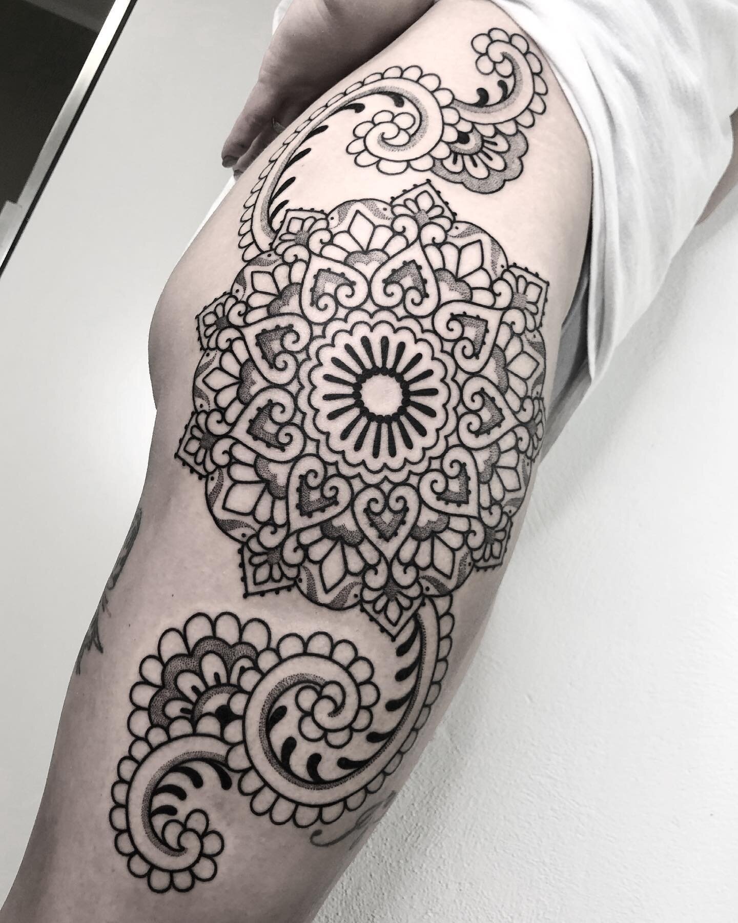 Work done by @stefania_sole , open bookings for september.
#tattoo#tattooed#ink#inked#inkedgirls #inkedmag #black#blackwork#blackworkers#blackworkerstattoo#blackworkerssubmission #ornament #ornamental#ornamentaltattoo #dot#dotwork#dotworkers#dotworke
