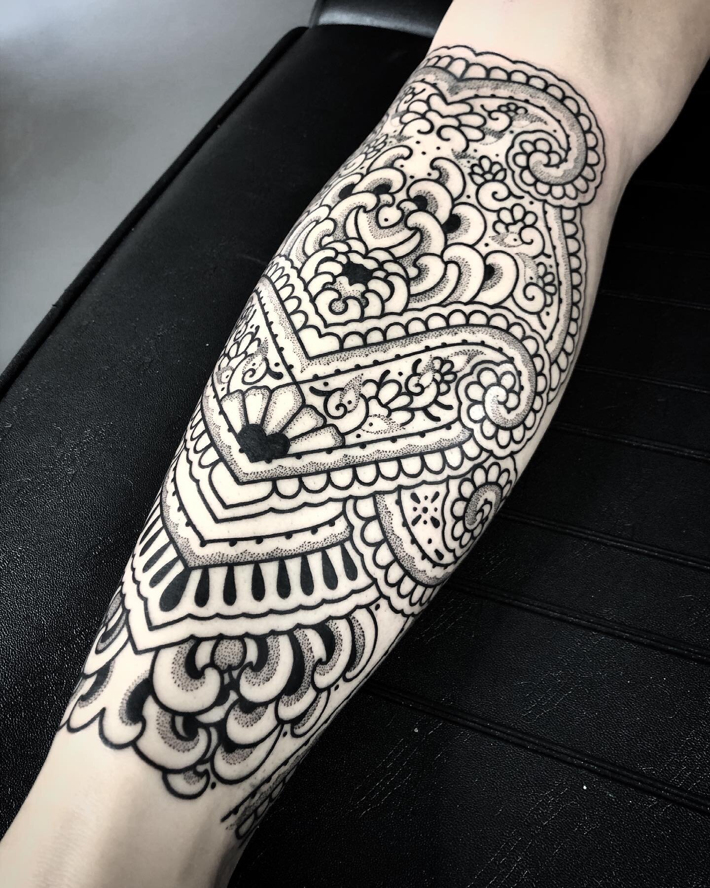 Leg work in progress by our @stefania_sole  Elle a de l'espace disponible les 1/2/3 ao&ucirc;t, si vous &ecirc;tes int&eacute;ress&eacute; &eacute;crivez-nous.
#tattoo#tattoed#ink#inked#inkedmag#inkedgirls#black#blackwork#blackworkers#blackworkersubm