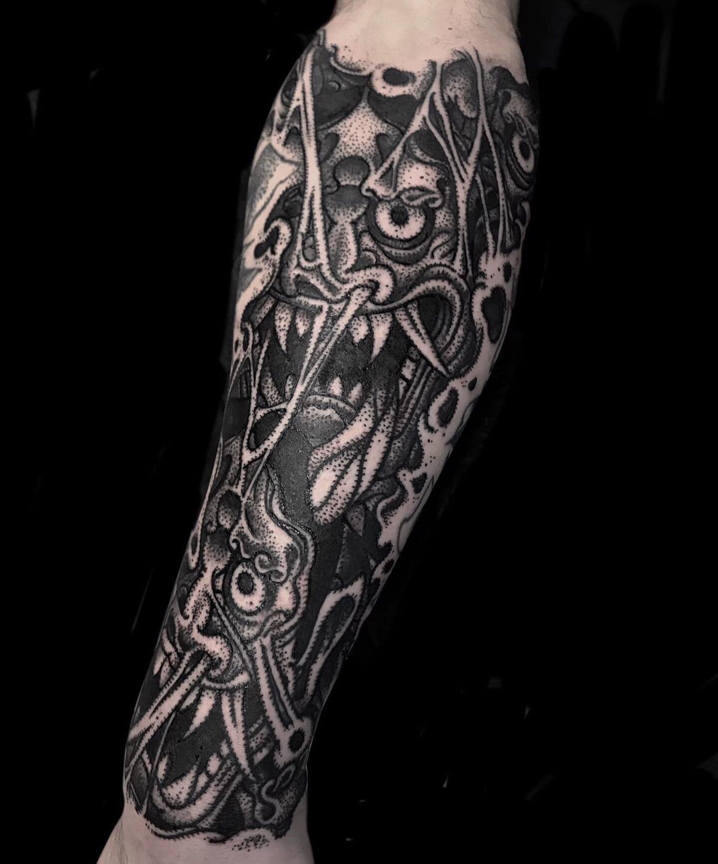 Work done by @beninglov , @handinglovetattoo .
#tattoo#tattoed#ink#inked#inkedmag#inkedmagazine #black#blackwork#blackworktattoo #blackworkers#blackworkerssubmission #blackworktattooartist #blackworktattooing #dot#dotwork#dotwork#dotworkers#dotworker