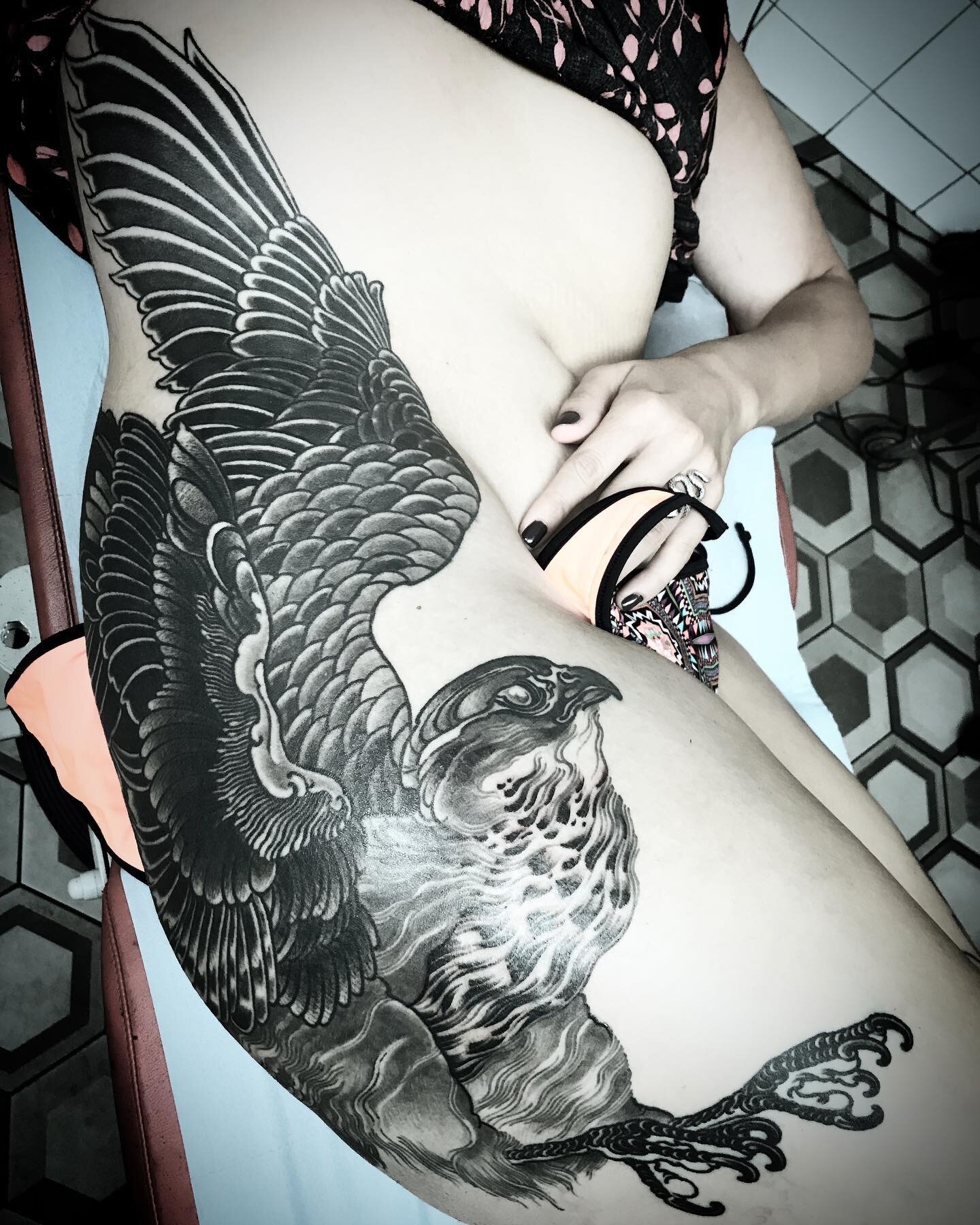 Cover up by @romainpareja , always at  @handinglovetattoo !!
#tattoo#tattoed#ink#inked#inkedmag#black#blackwork#blackworkers#blackworktattoo#blackworktattooartist#birdtattoo #birdtattoo #paris#paristattoo#parisianstyle #paristatouage #parisienne #par