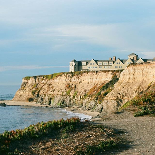 The @halfmoonbaystatebeach is a rugged and beautiful stretch of coastline on the #pacificocean south of #sanfrancisco The crown jewel is the @ritzcarltonhmb perched on a foggy cliff above the ocean said to be reminiscent of the lochs of #scotland Thi