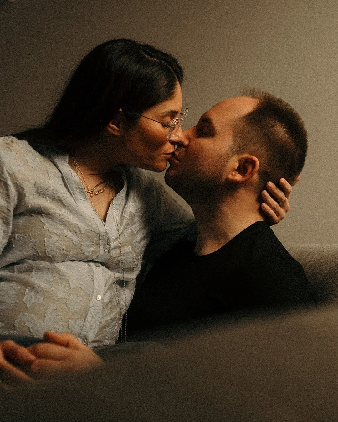 Tra le mura di casa o nei luoghi che vi assomigliano, H&oacute;um fotografa la verit&agrave; dei vostri legami.
&Egrave; pi&ugrave; di una foto. &Egrave; appartenenza.
&Egrave; home, non house.
&Egrave; il vostro spazio emotivo.

@francyiembo @federi