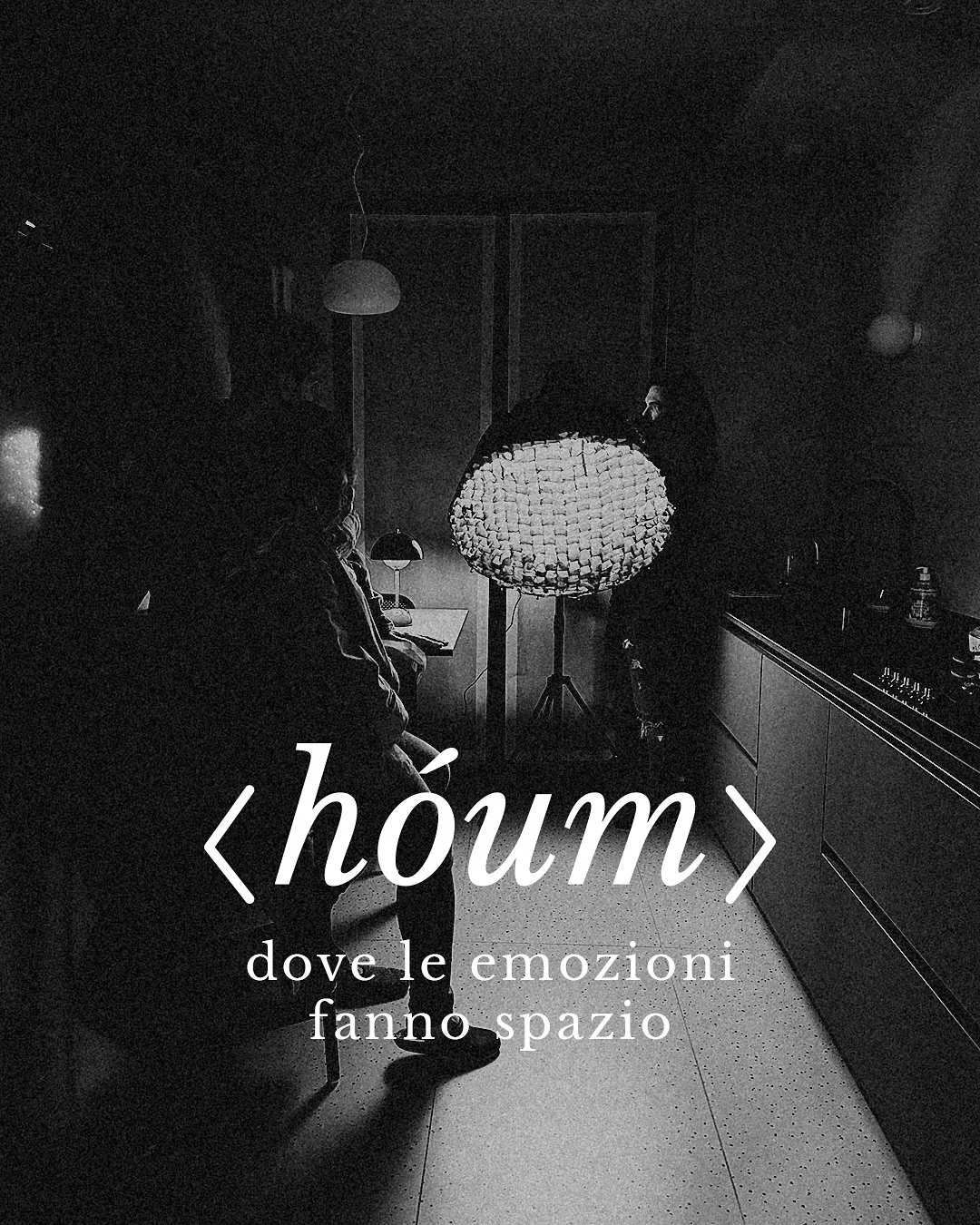 H&oacute;um &mdash; dove le emozioni fanno spazio.
Un servizio fotografico pensato per raccontare legami autentici, senza pose n&eacute; scenografie.
Non ci interessano stanze perfette o sorrisi impostati: vogliamo cogliere la verit&agrave; di ci&ogr