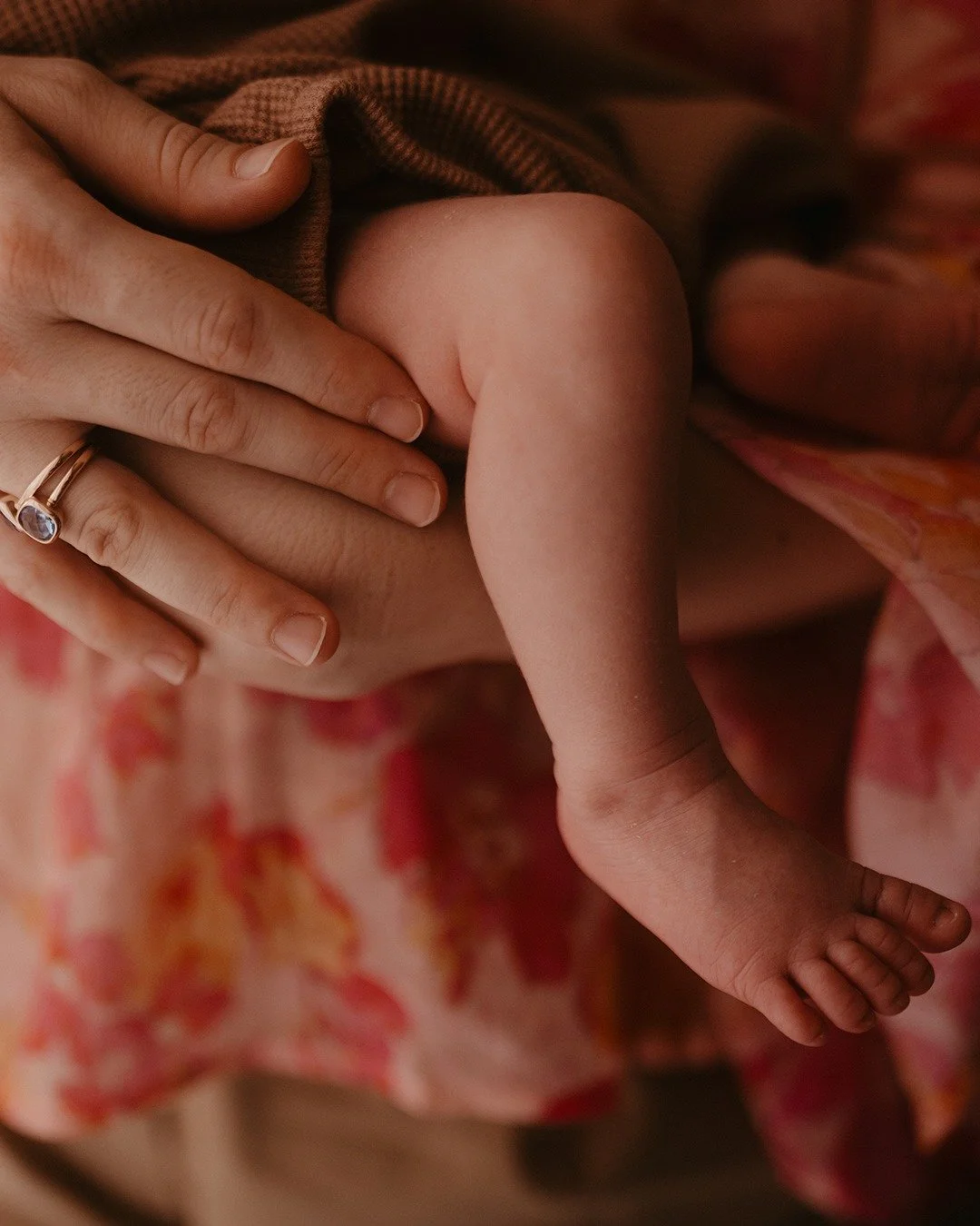 Non servono studi fotografici quando l'amore abita gi&agrave; qui.

Questi momenti di pura tenerezza, catturati nella vostra casa, tra le vostre pareti, dove ogni dettaglio ha gi&agrave; il profumo di famiglia.

Per il tuo serzio maternity e/o newbor