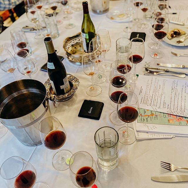 🍷Thankful for our seat at this table, and happy in-person wine tastings have resumed. .
. 🍇Rhône Valley Night with @tomblackwine and our Jeunes Vignes Friends.