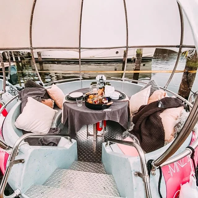 How gorgeous &amp; cozy is this setup that @bakedwithlovetaupo has done for @lilia.alexander 😍