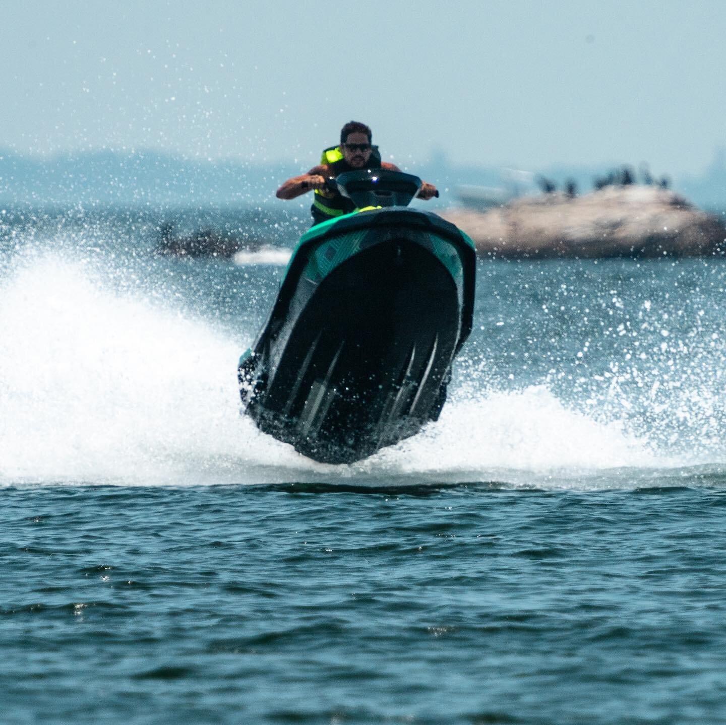 I guess you can say I enjoyed tooling around on this thing. I think I spent more time in the air than on the water. 📷 @krsnajevons thanks @keithj327 for the opportunity.