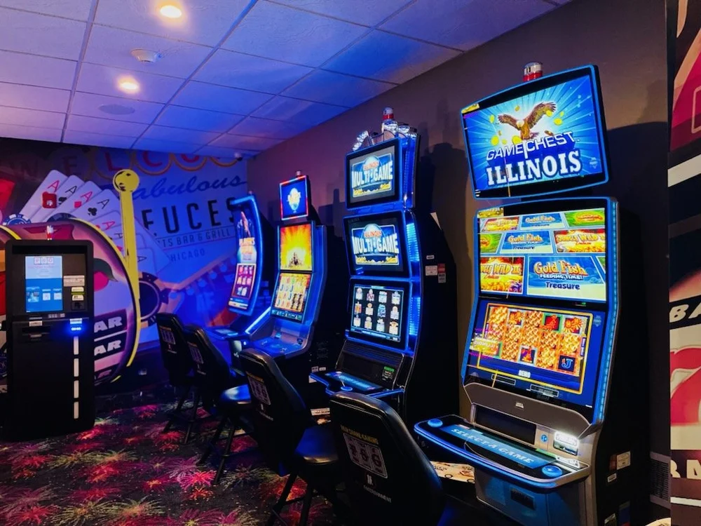 DEUCES SPORTS BAR & GRILL