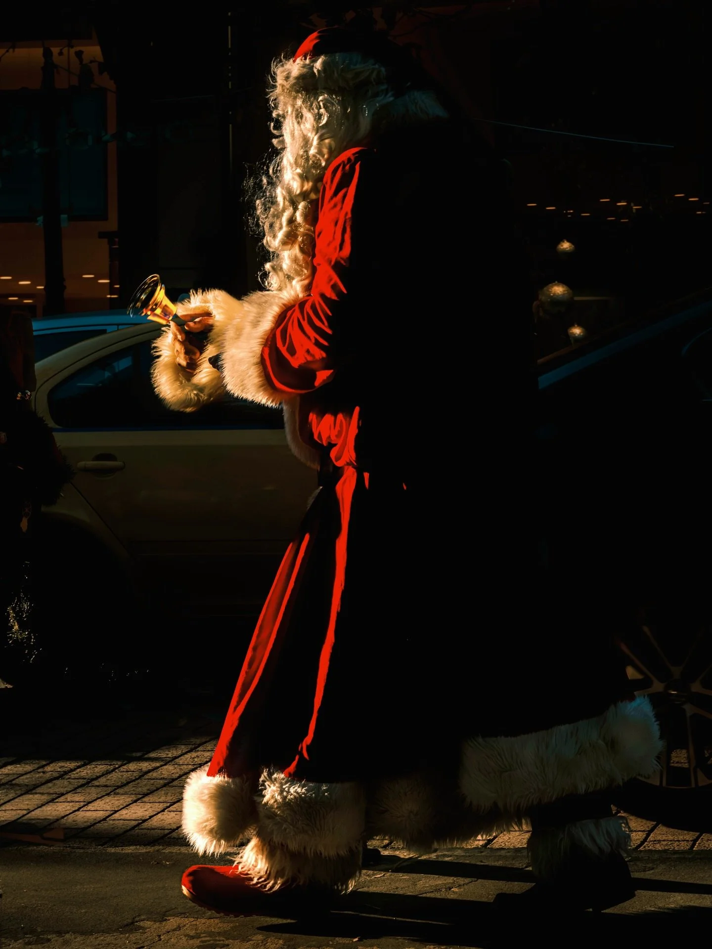 The shape of Christmas, not as a scene, but as a feeling that passes through.

#neonoirvision 
#abstracturban 
#streetasfeeling 
#cinematicblur 
#emotionalnoir