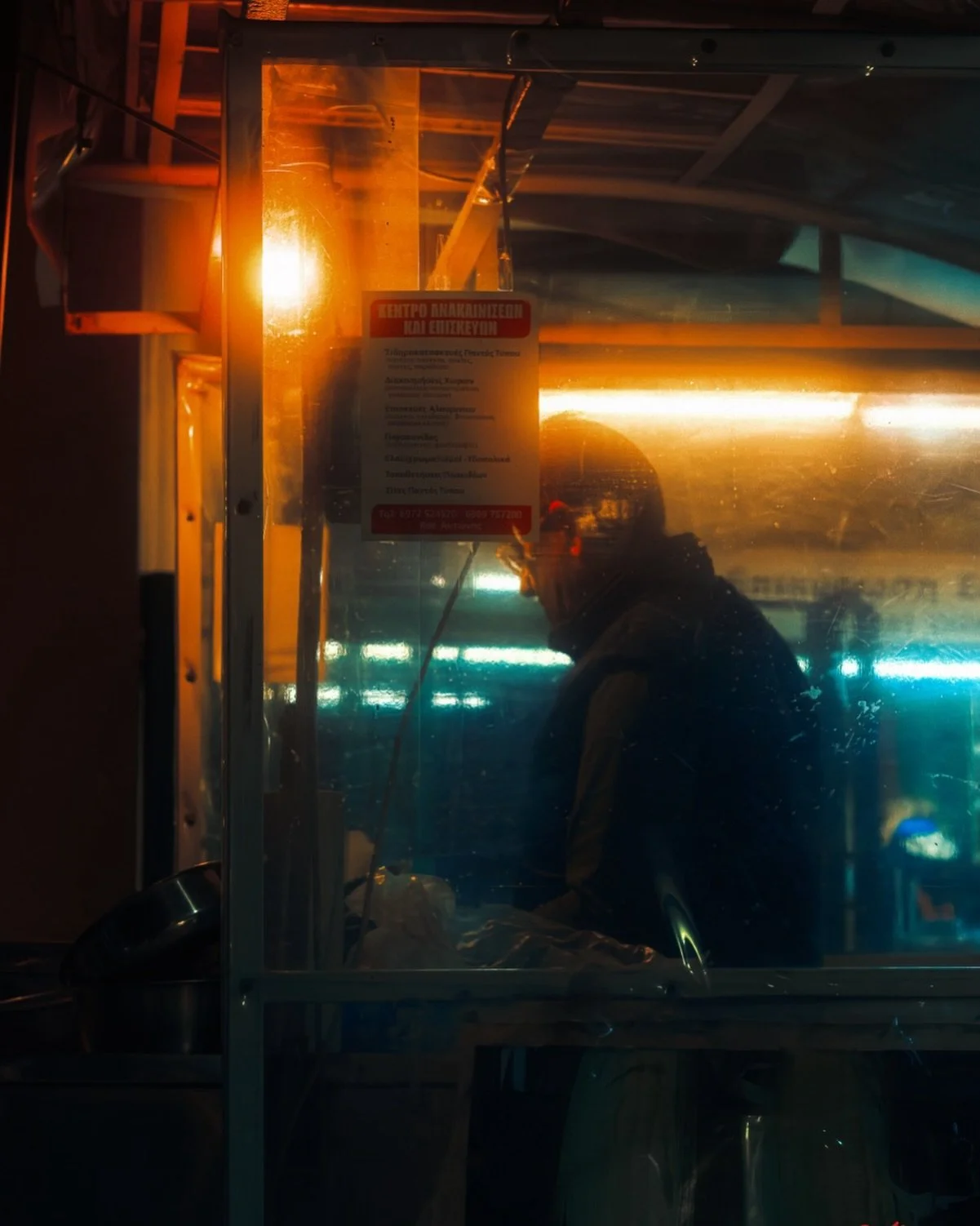 The city eats, someone keeps it warm
.
#behindtheglass 
#nightworkers 
#urbanwarmth 
#streetquiet 
#cityhands