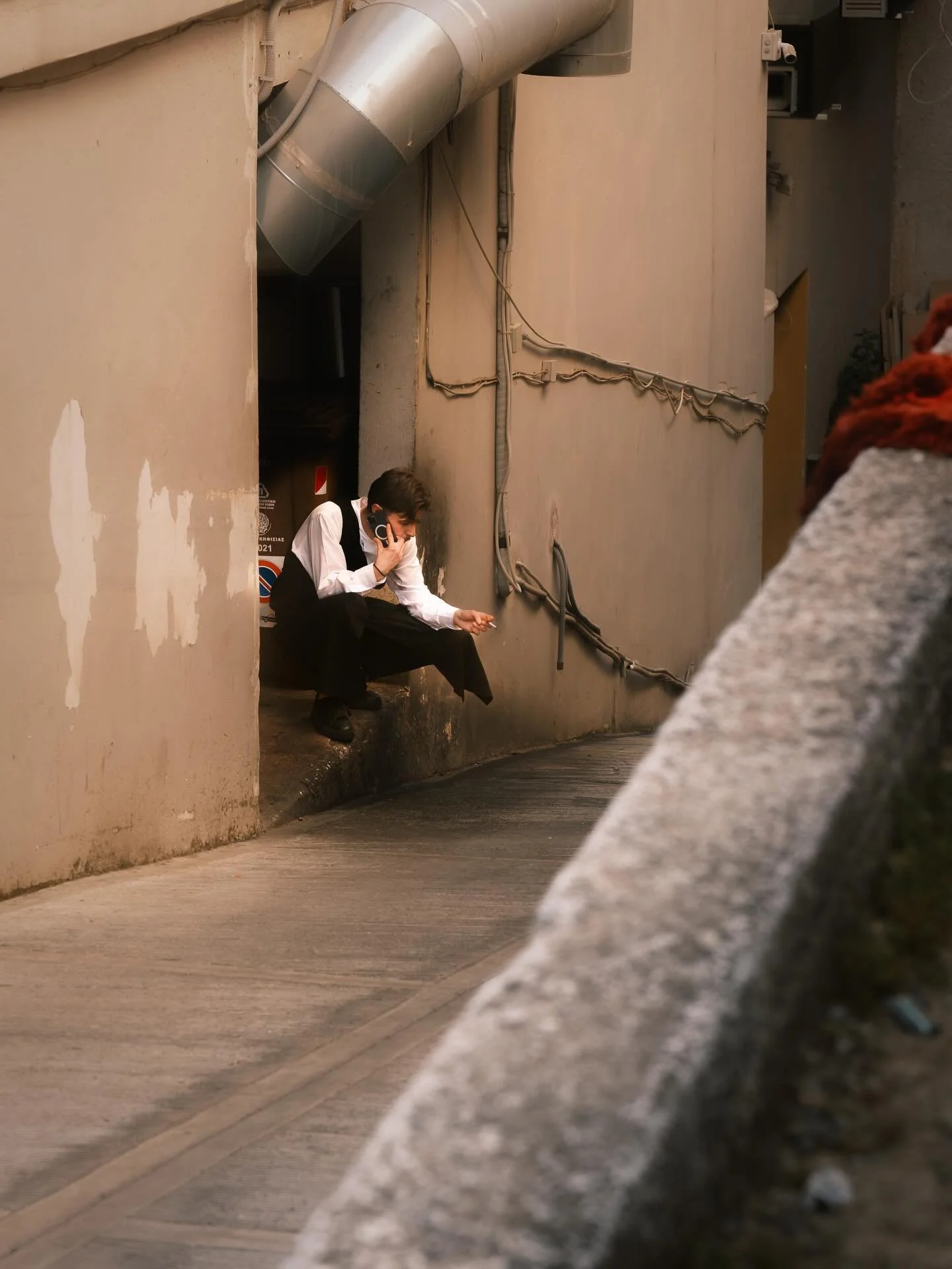 A pause in the noise
.
#streetphotography
#streetframe
#urbanmood
#cinematicstreet
#observational