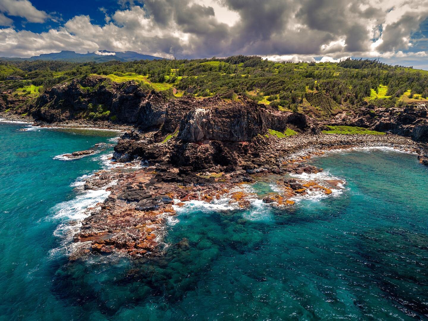 &quot;Coasting&quot;

The north shore of of Maui near Poelua Bay.

📸 DJI Mini Pro 3

#drone_photography #drone #pictas #raw #raw_beaches #raw_edit #raw_potd #raw_world #raw_landscape #raw__photography #raw__drone #edge #photo #photography #landscape