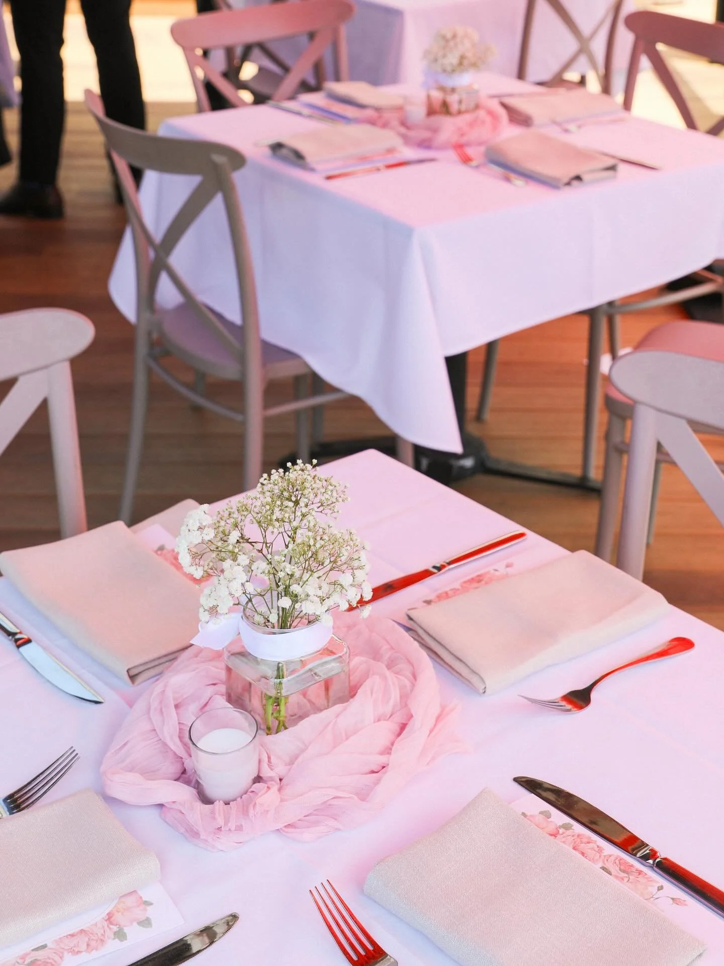 Whats included in our Melbourne Cup package you ask?💫🐎

🍾 3 hr premium beverage package!
🥗 Canap&eacute;s to table &amp; dessert table!
👒 Fashion on the field prizes!
💐 Stunning views for photo ops &amp; photo booths!
🏁 Races live on the big s