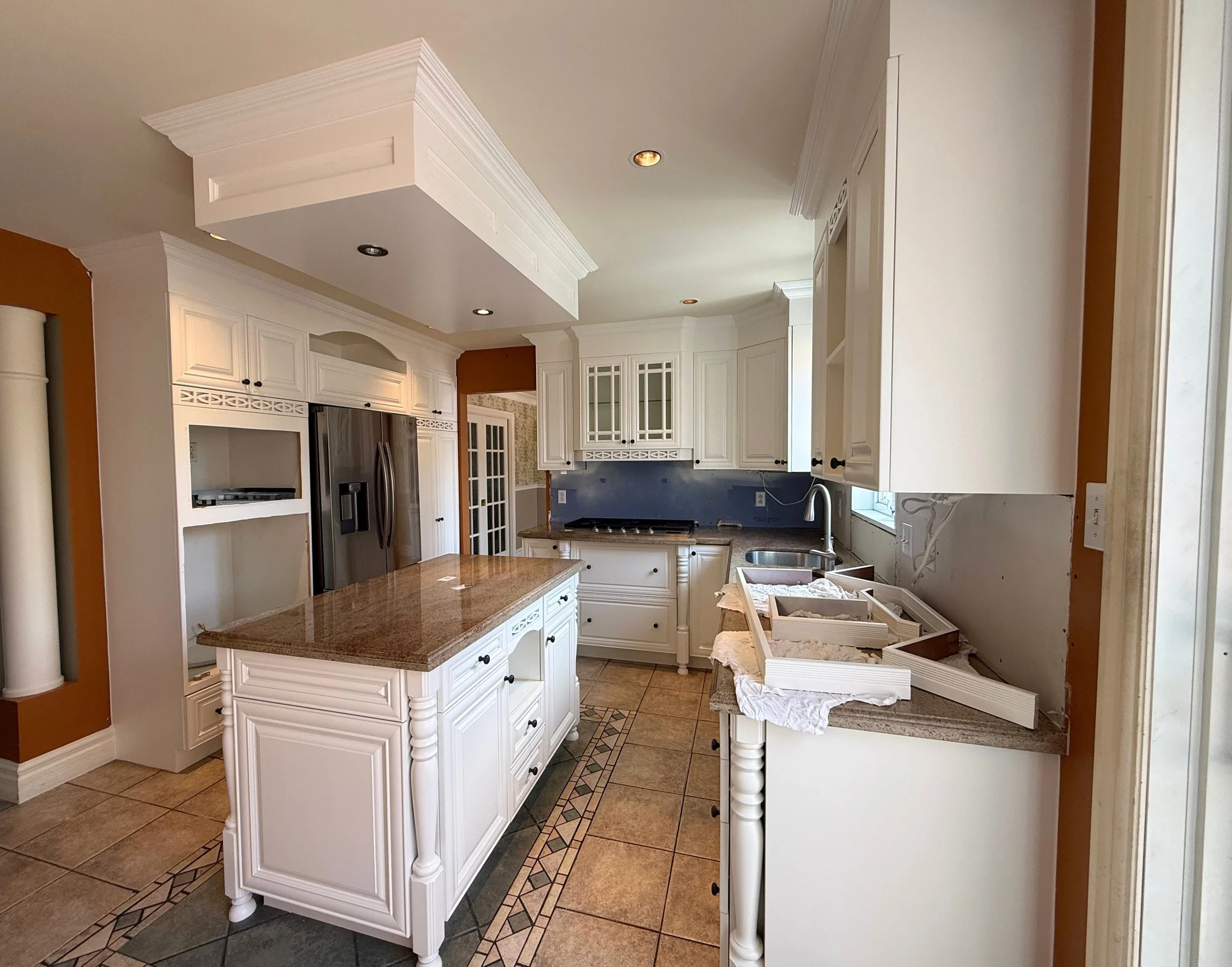 Grande cuisine sur mesure repeinte en Mountain Peak White OC-121 à Boucherville