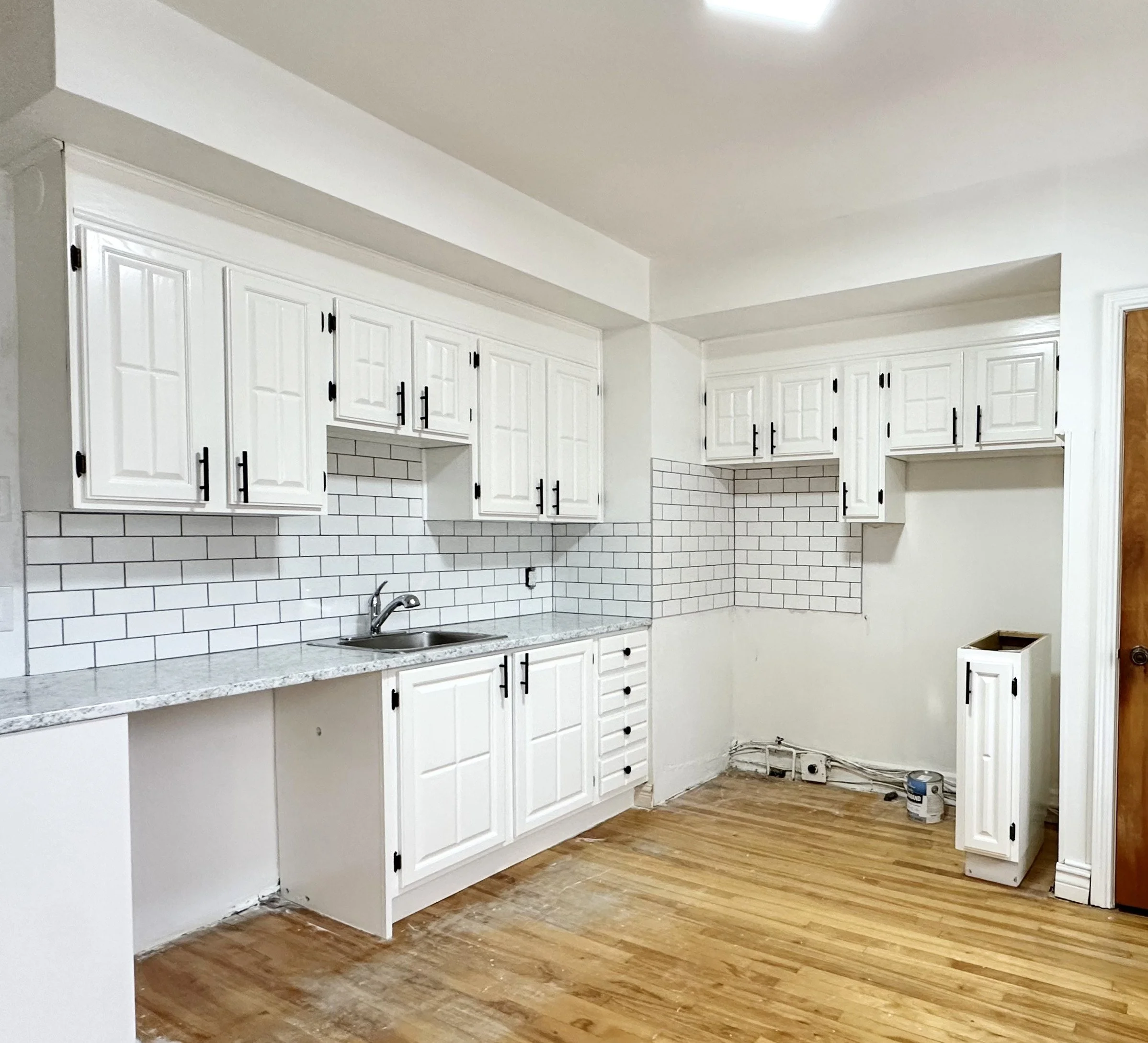 Peinture d'armoires de cuisine dans un duplex à Montréal