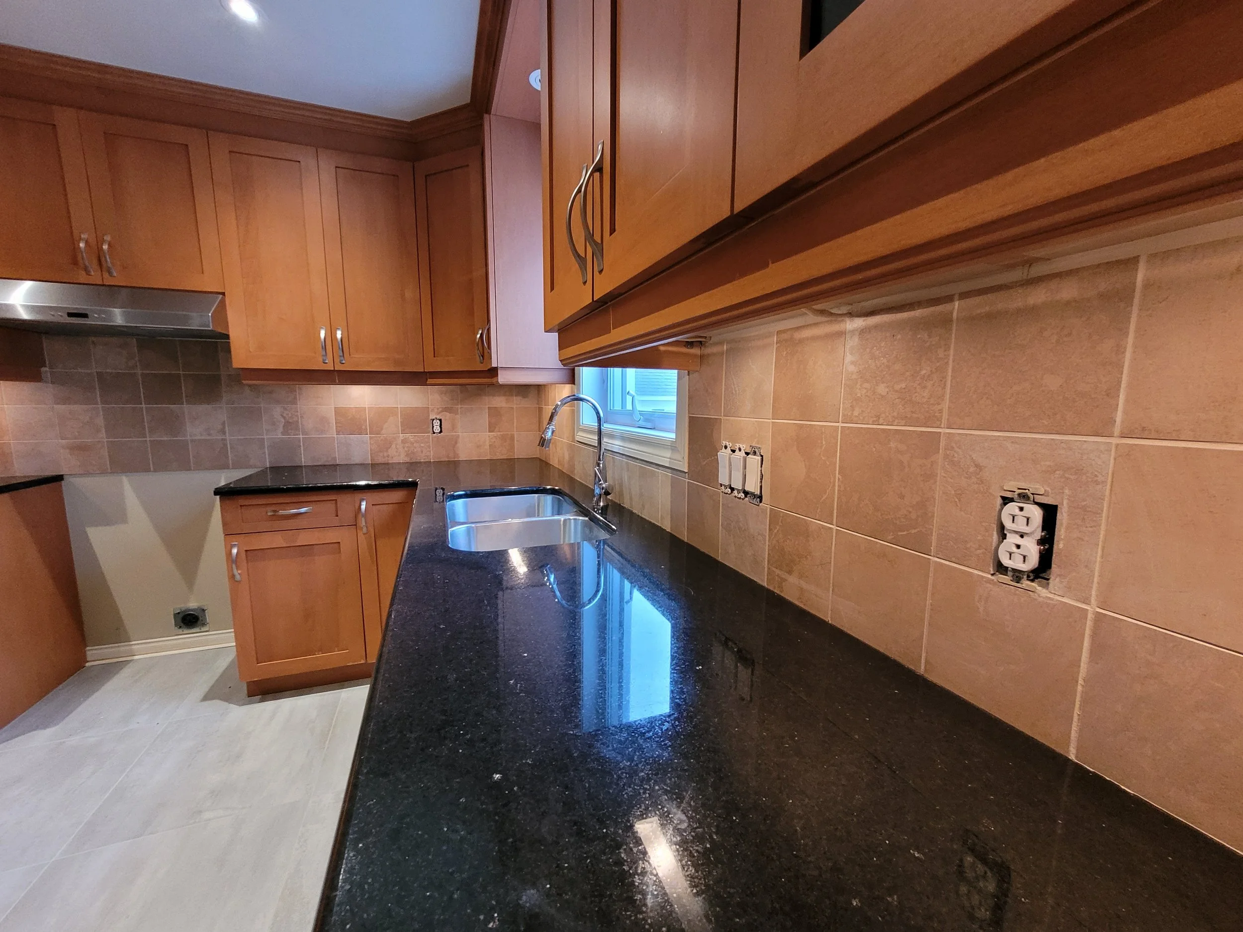 Armoires de cuisine rénovées grâce au resurfaçage sur la Rive-Sud.