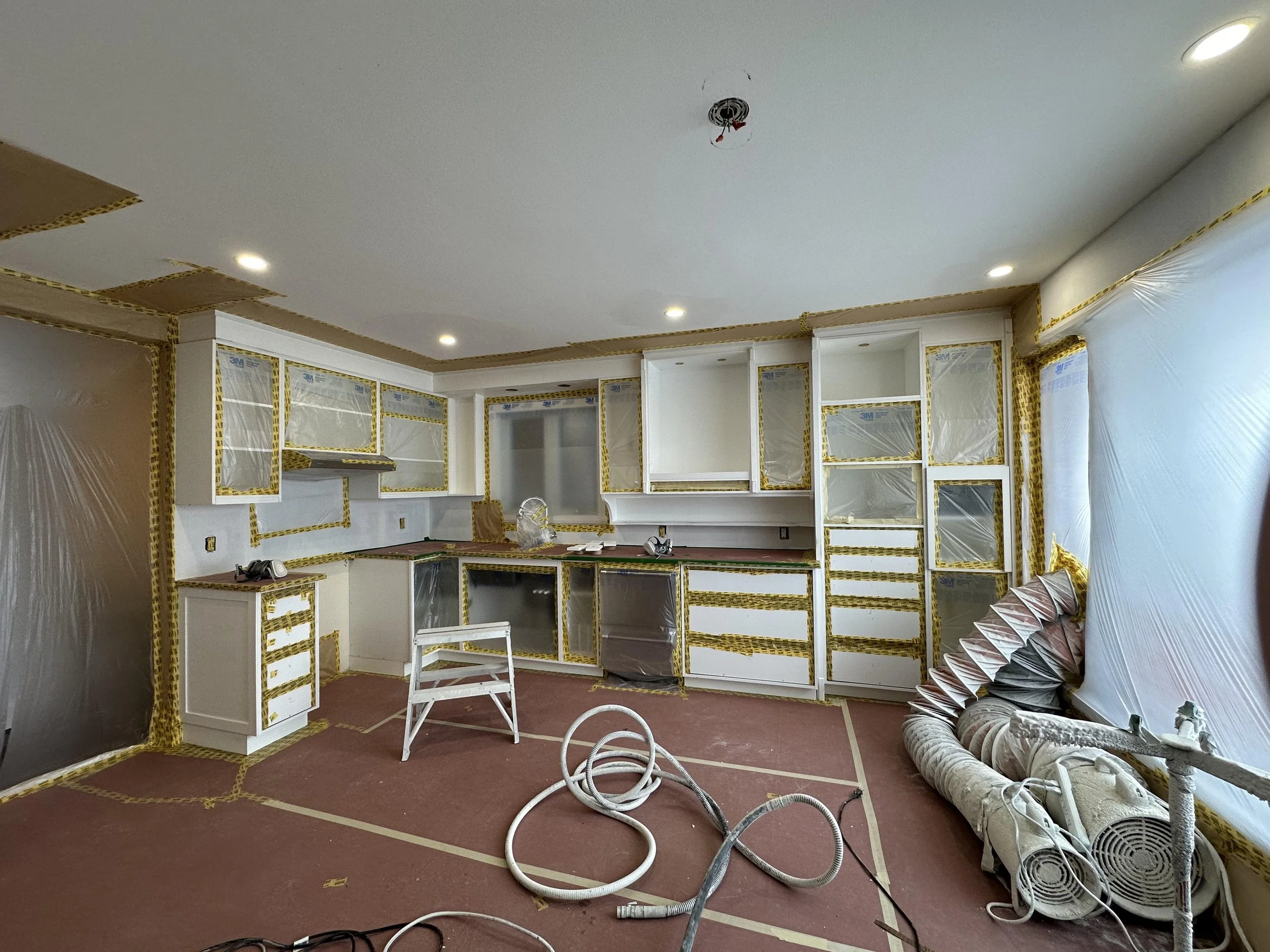 Chambre à peinture ventilée pour resurfaçage d'armoires