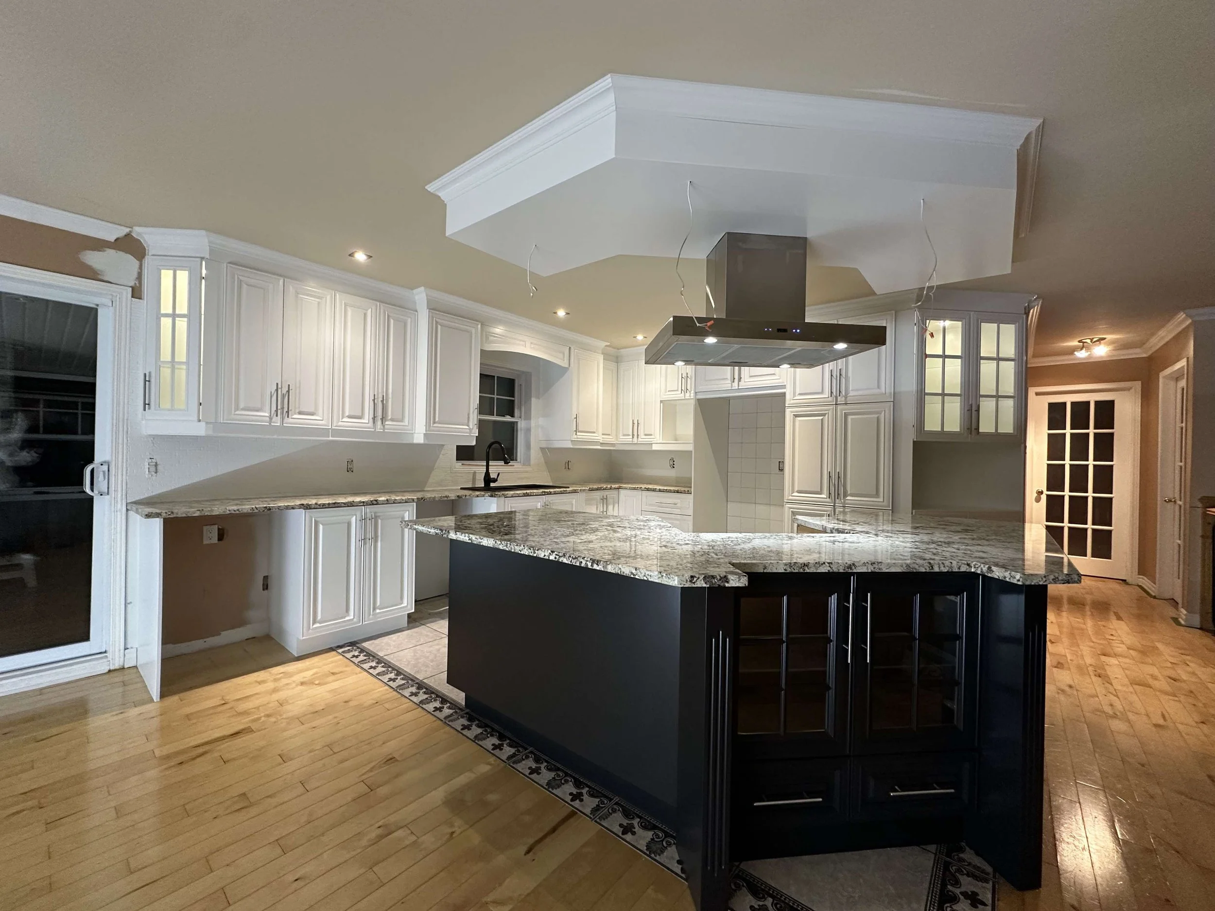 armoires de cuisine repeintes 2 couleurs