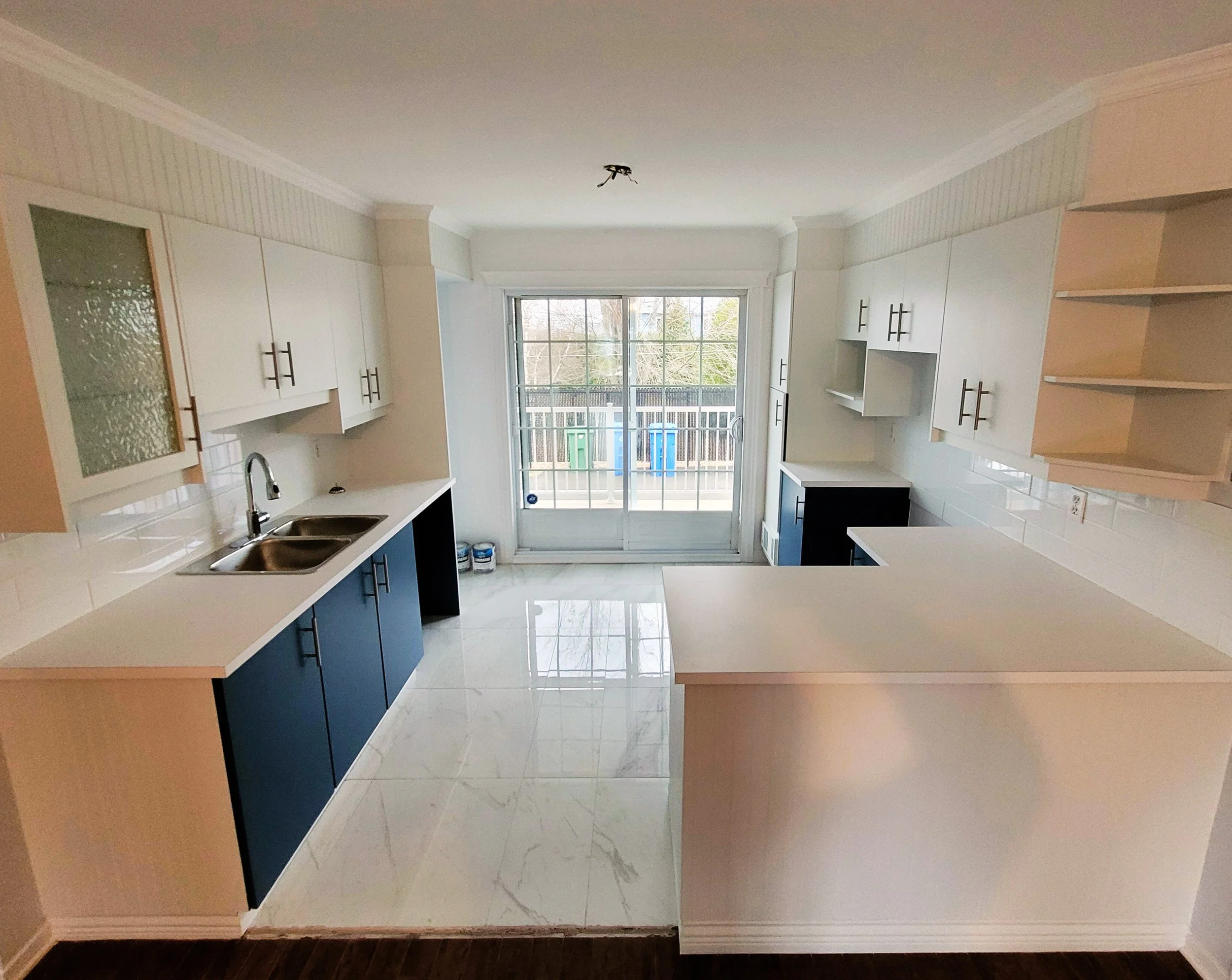 Peinture d’armoires de cuisine : resurfaçage vs refacing vs remplacement.